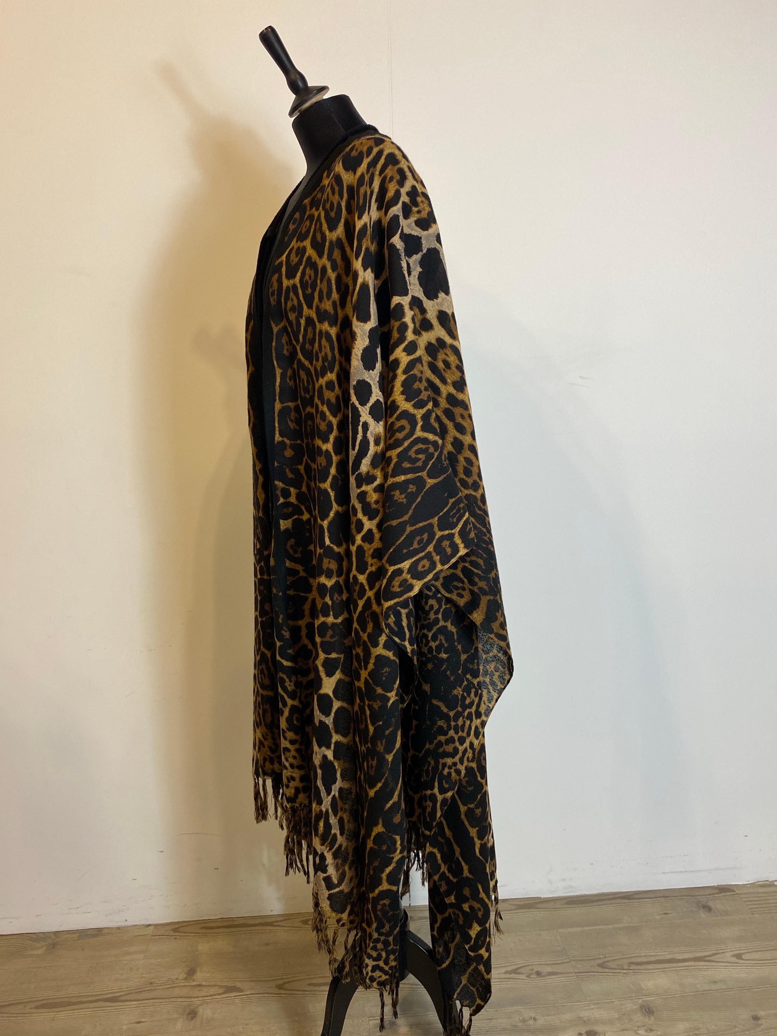 Nero Mantella poncho leopardata Saint Laurent in vendita