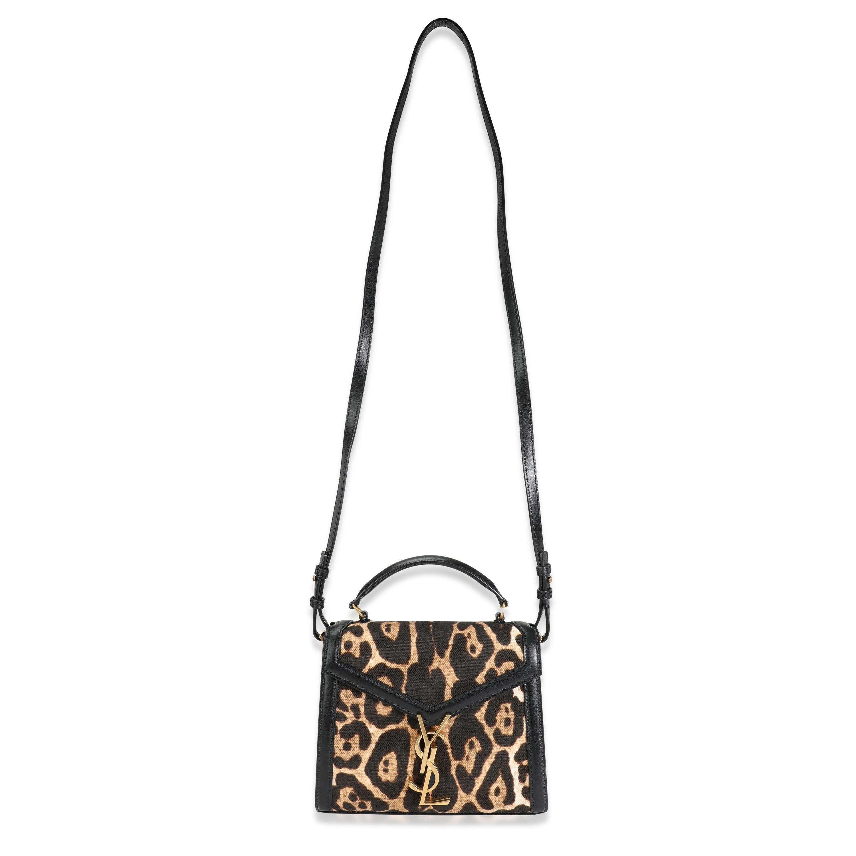 Titel der Auflistung: Saint Laurent Leopard Print Canvas & Schwarz Leder Mini Cassandra Tasche
SKU: 118294
MSRP: 2250.00
Zustand: Gebraucht (3000)
Zustand der Handtasche: Ausgezeichnet
Bemerkungen zum Zustand: Ausgezeichneter Zustand. Plastik an