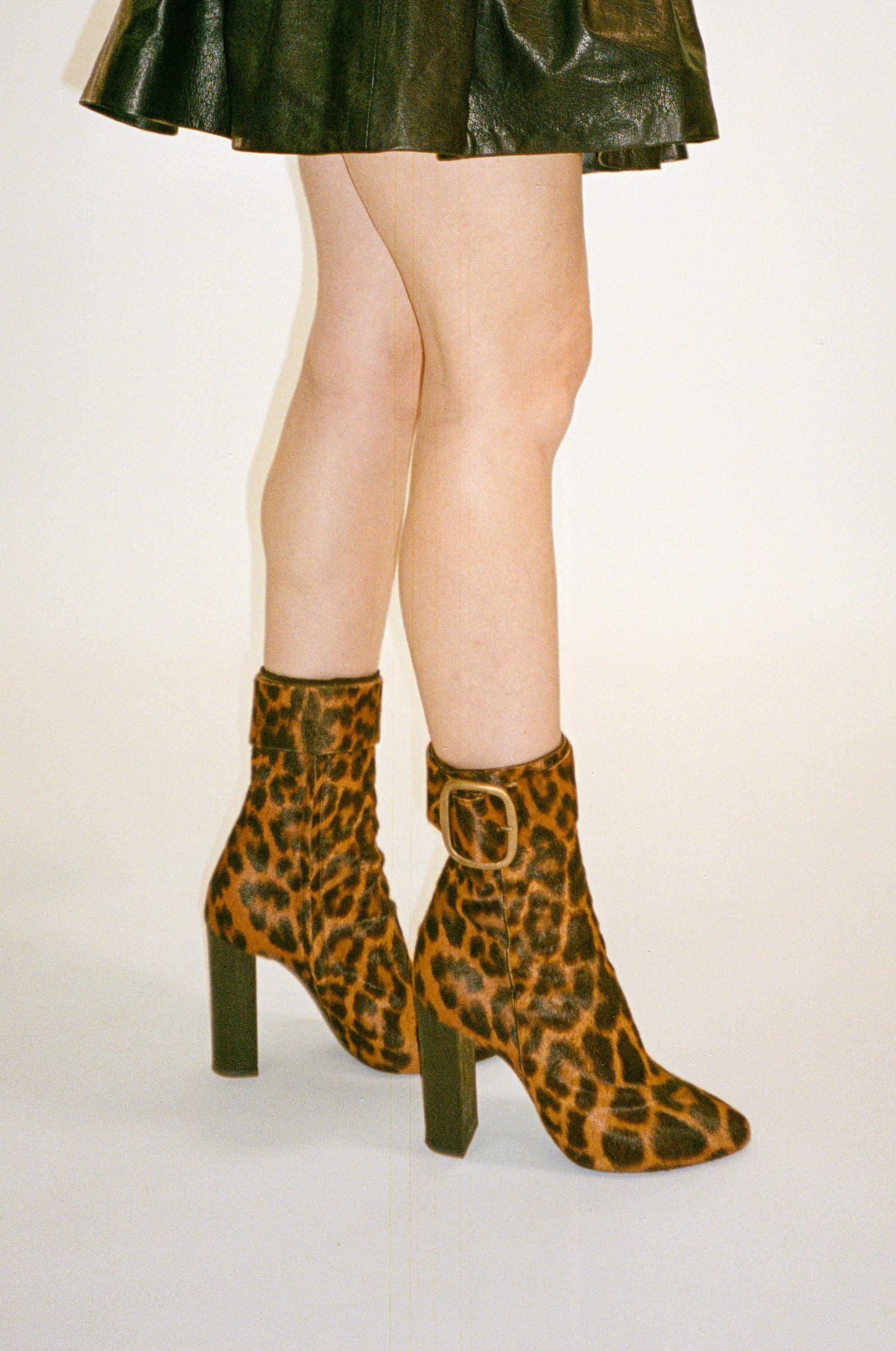 SAINT LAURENT Joplin-Stiefel mit Leopardenmuster und Schnalle (Schwarz)