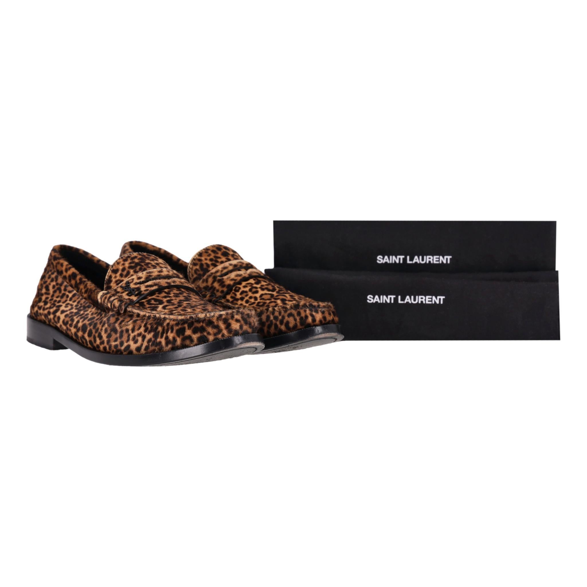  Saint Laurent Leopard Print Pony Hair Le Loafers

Brown loafers crafted from pony hair and designed with a leopard print.

Featuring hand-stitched moc toe, and gold 'YSL' logo plaque to the strap.

Stacked block heel and slip-on design.

Rrp