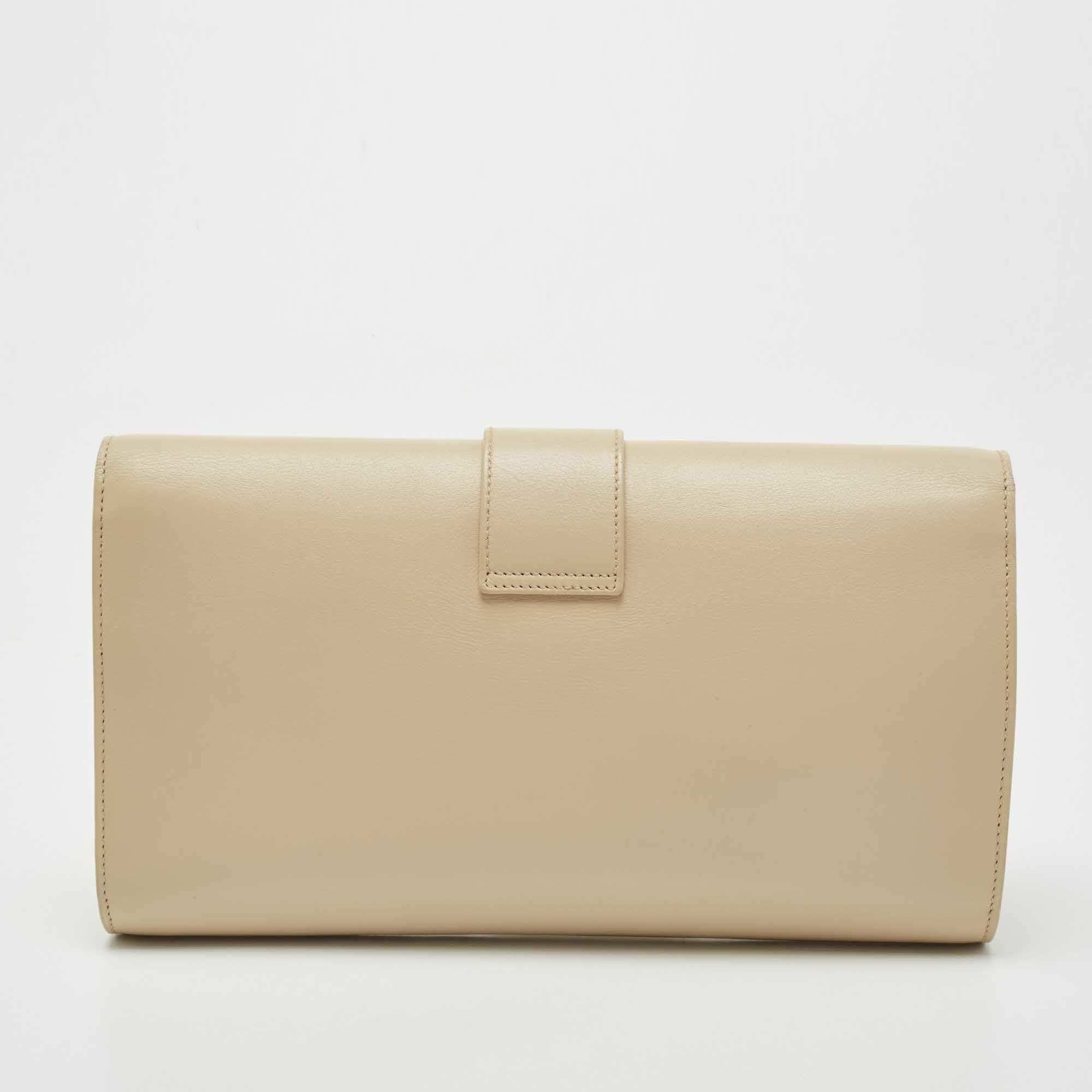 This Saint Laurent clutch has a refined and simple display. Created from beige leather, it exhibits a Y-motif in gold tone on the front flap, and its suede-lined interior will keep your evening essentials safe.

Includes: Original Dustbag
