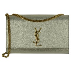 Saint Laurent Borsa a tracolla piccola Monogram Kate in pelle oro chiaro
