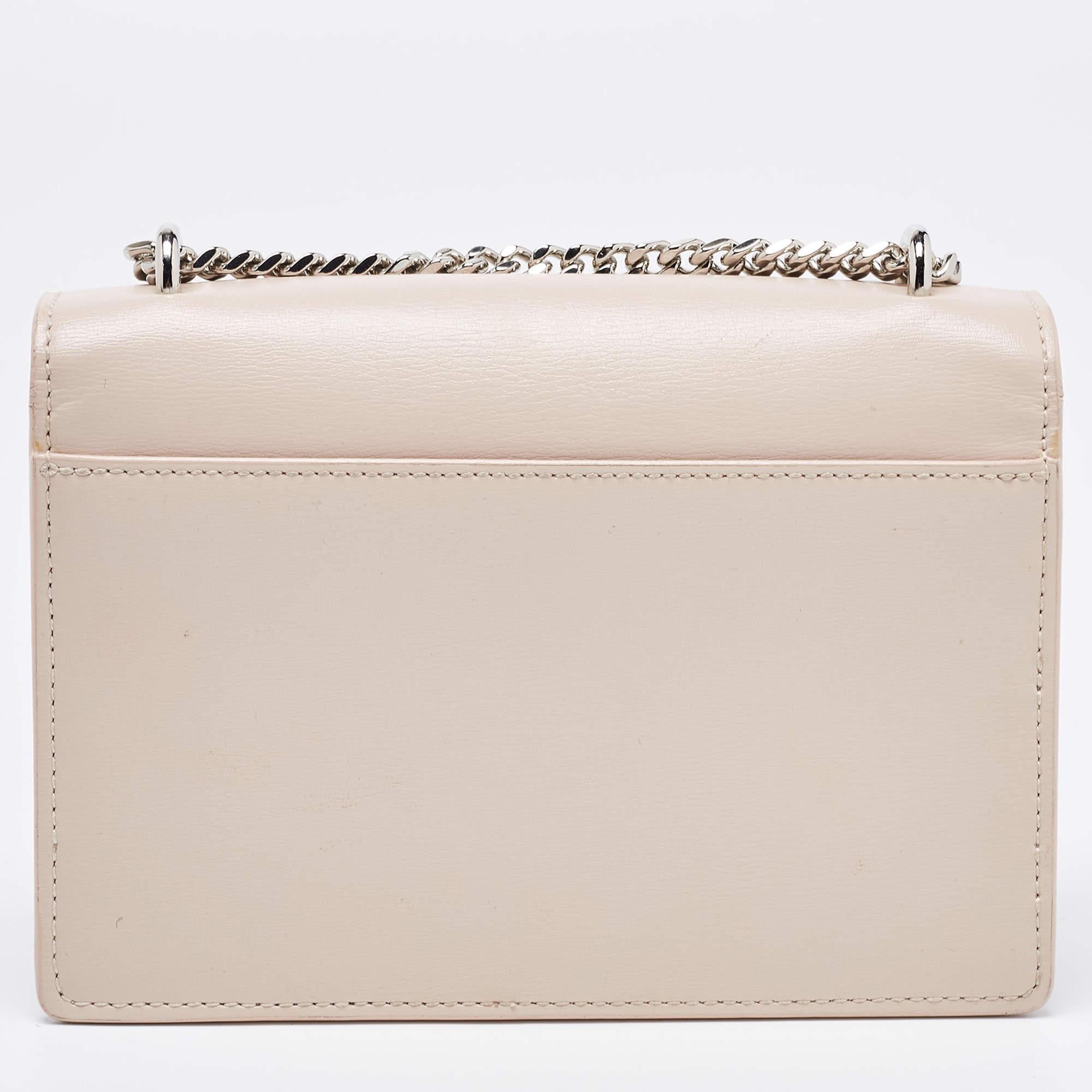 This wallet on chain is conveniently designed for easy wear. It comes with a well-spaced interior for you to arrange your cards and cash neatly. This stylish piece is complete with a chain link.

