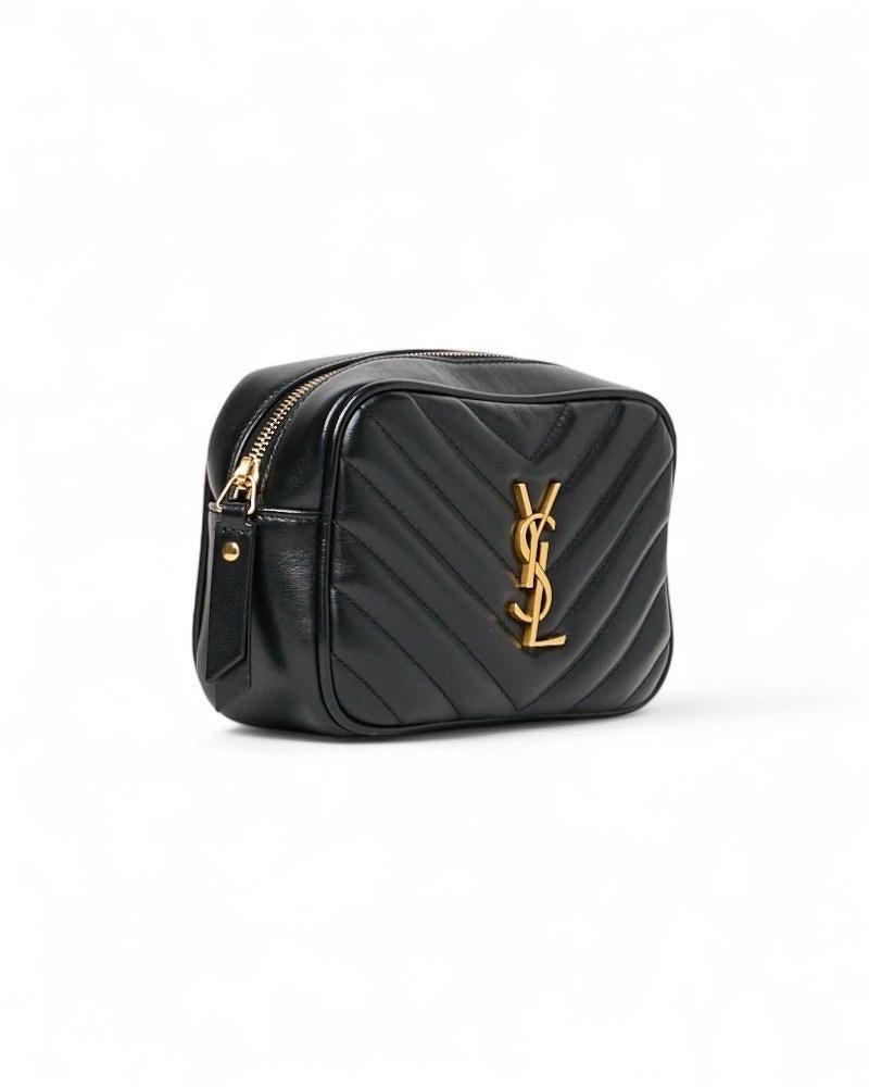 Marsupio firmato Saint Laurent, modello Lou Lou nella misura small, realizzato in pelle nera con motivo matelassè con hardware dorato. Dotata di una chiusura superiore a zip, internamente rivestita in tela con comode tasche per documenti, la borsa è
