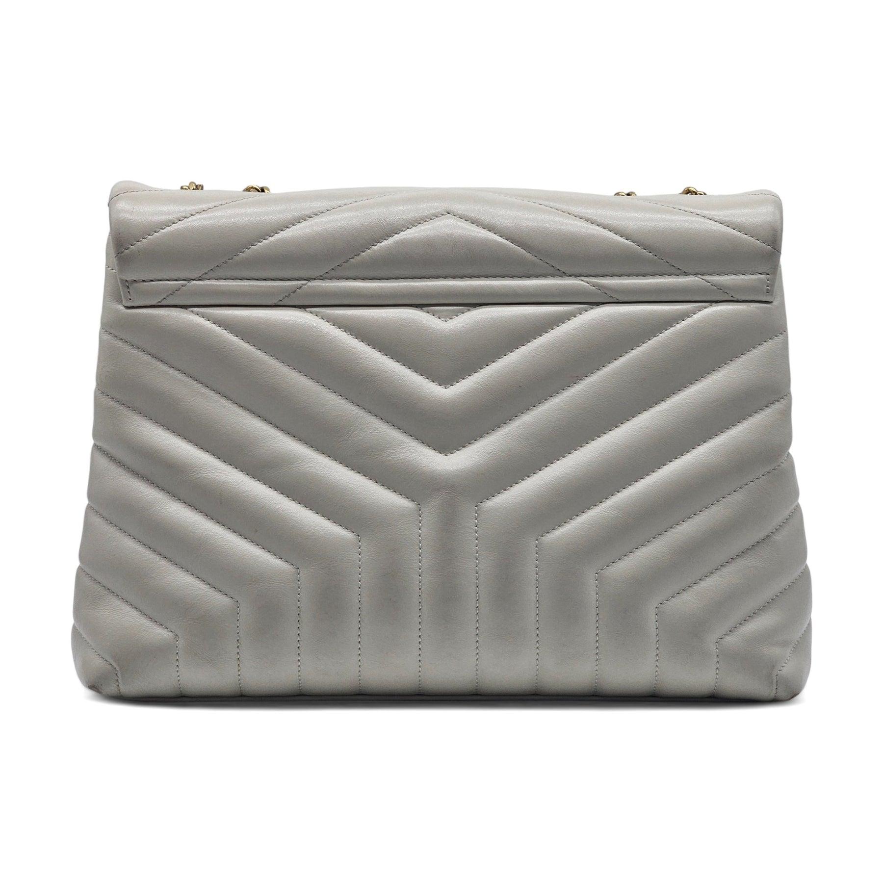 Bolso Mediano Saint Laurent Loulou en color Marfil.

Colección 2023 de Anthony Vaccarello. Piel de cordero en color marfil con herrajes dorados. Asa y bandolera de eslabones. Solapa y cierre magnético delante.

Más información:
Material: Piel de