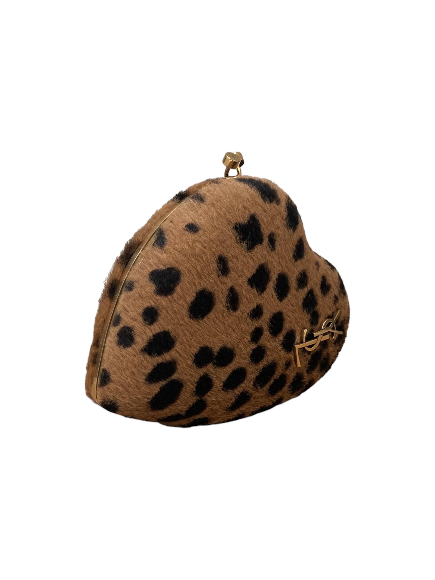 Borsa firmata Saint laurent, modello Love Box, misura grande, realizzata in pelliccia sintetica rasata a fantasia leopardata con hardware dorati. Dotata di una chiusura ad incastro superiore, internamente rivestita in pelle nera, capiente per