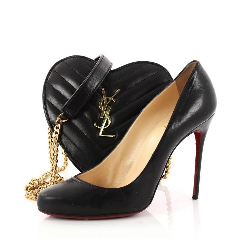 This authentic Saint Laurent Love Heart Chain Bag Matelasse Chevron Leather Small is a gorgeous clutch, ideal for your day and evening looks. Crafted from black chevron leather, this clutch features a long gold chain-link strap with leather shoulder