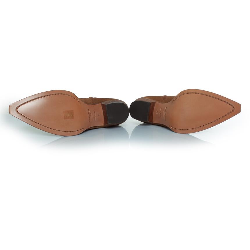 Saint Laurent, bottes Lukas en daim marron. L'article est neuf avec son étiquette.

CONDITION : neuf avec étiquette

TAILLE : 45

DIMENSIONS DE LA SEMELLE INTÉRIEURE : 30 cm

MESURES DU TALON : 6 cm PLATEAU : 1 cm

Hauteur du manche : 17 cm Largeur