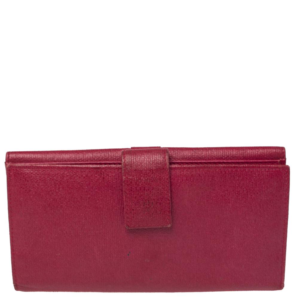 Detailed with Saint Laurent's Y logo at the front, this continental wallet has an instantly recognizable charm of luxury. Crafted from leather, the wallet features a front flap compartment and a bifold one at the rear equipped to neatly hold your