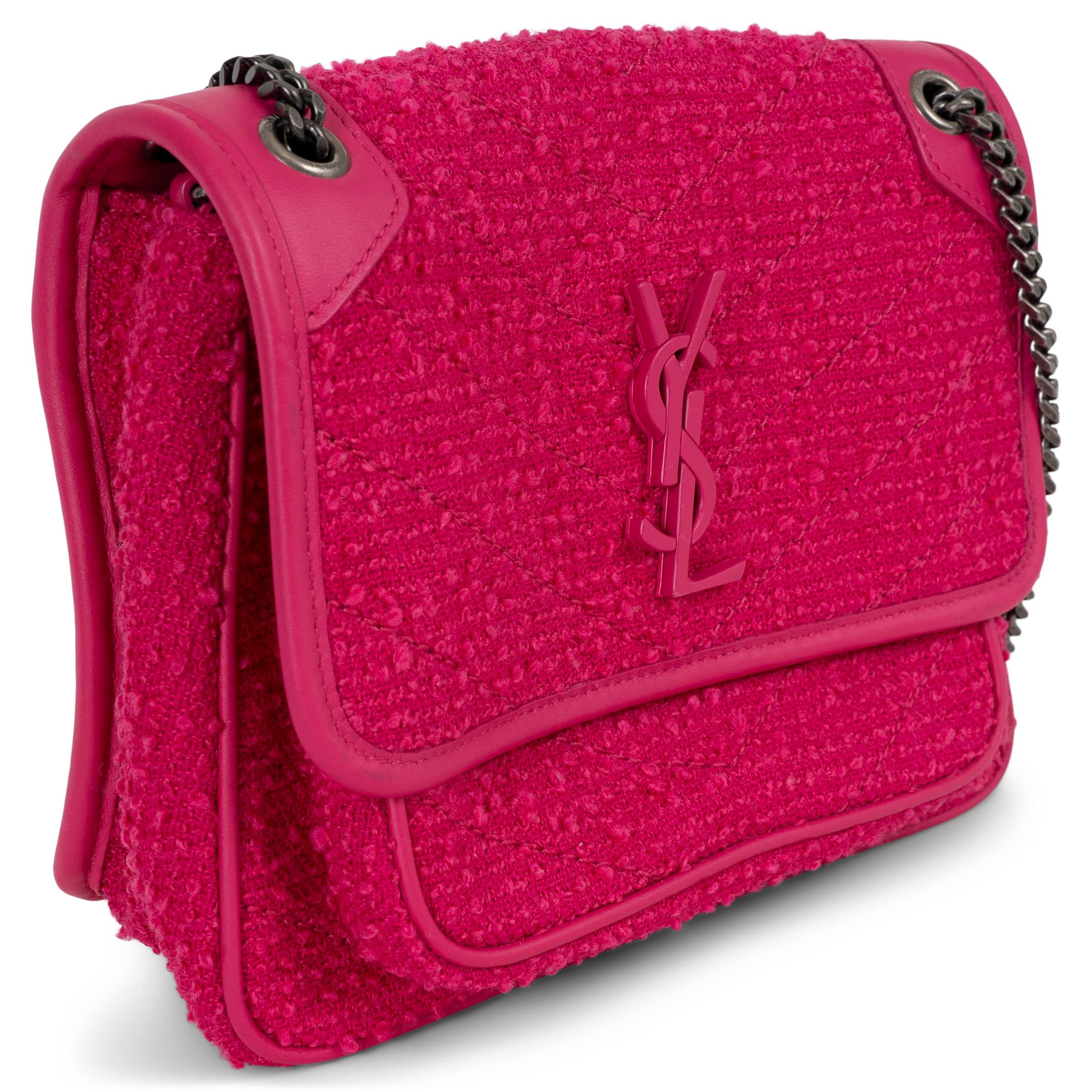 Questa borsa Saint Laurent Niki Baby, autentica al 100%, è realizzata in tweed rosa magenta con finiture in pelle di vitello liscia. Il monogramma YSL in smalto tono su tono evidenzia la patta frontale, mentre le finiture in argento antico e la