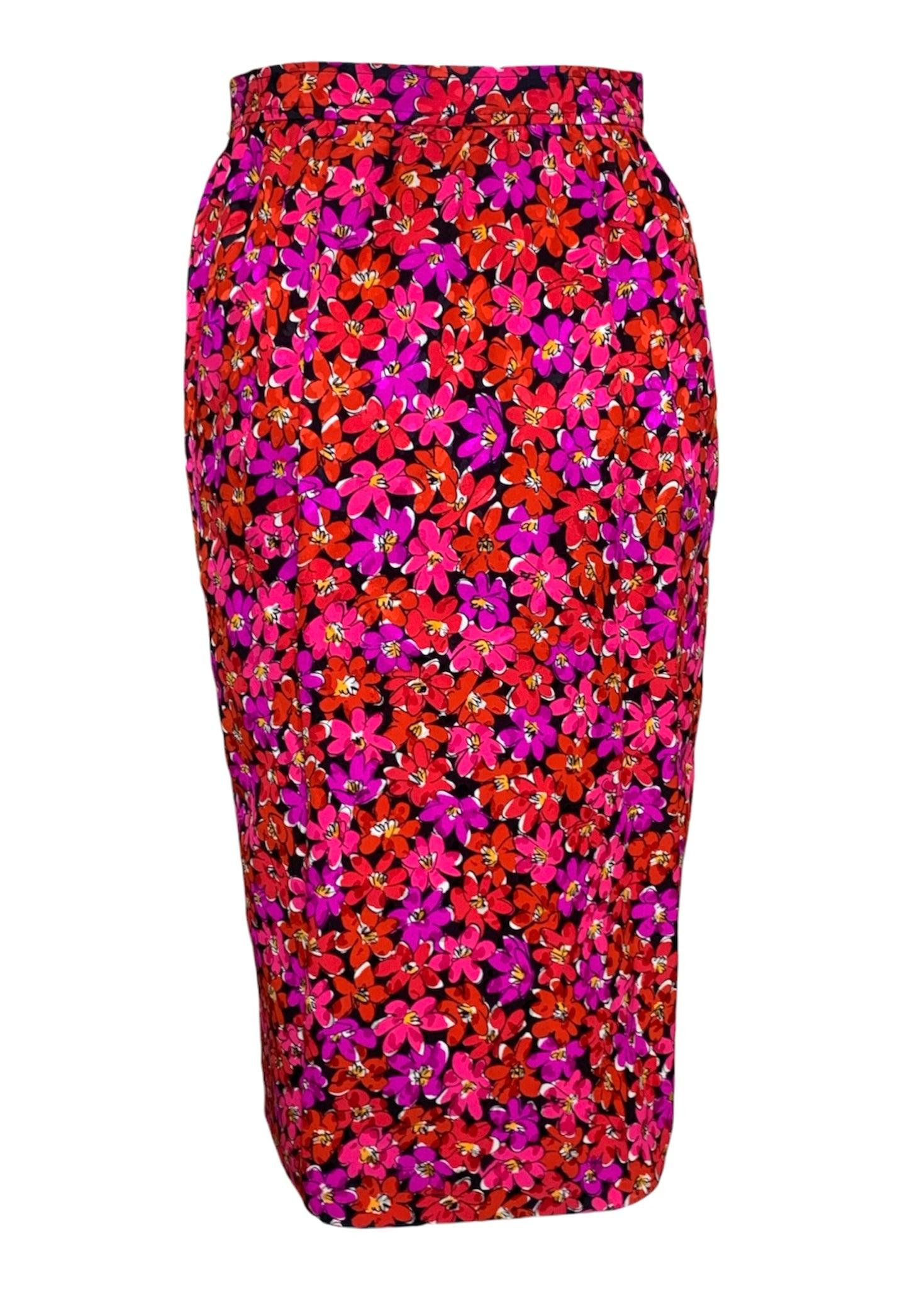 Camicetta, gonna e sciarpa-cintura in seta con stampa floreale, vivace e allegra, di Saint Laurent. Motivo floreale a scarabocchi rilassati all-over in rosso, magenta e nero. La blusa presenta un collo alto con finta sciarpa e fiocco di figa,
