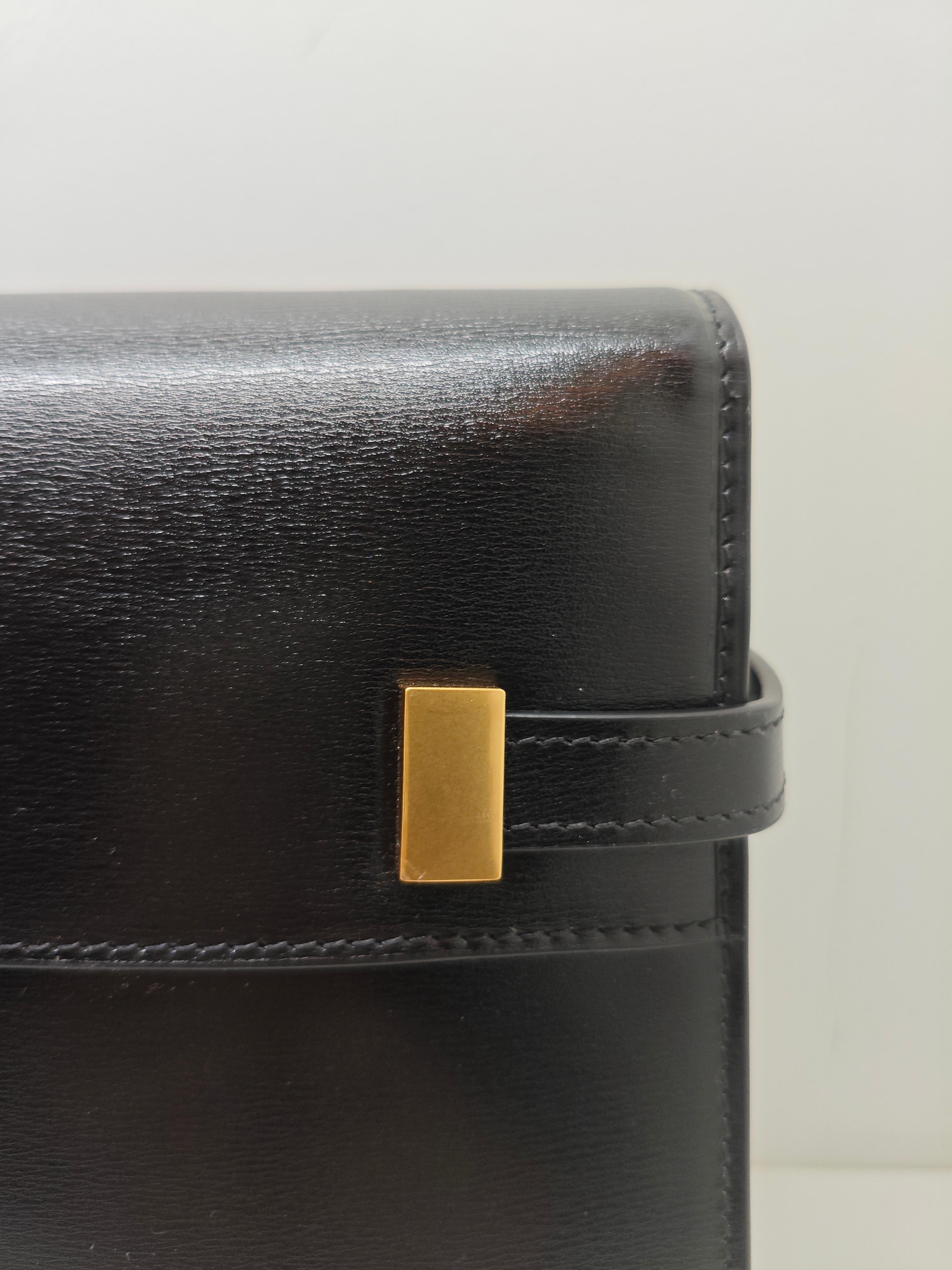 Eleva tu estilo diario con el Bolso Saint Laurent Manhattan Mediano, una pieza elegante y estructurada que irradia sofisticación moderna. Confeccionado en lujosa piel lisa, este bolso presenta líneas limpias, una silueta refinada y el característico