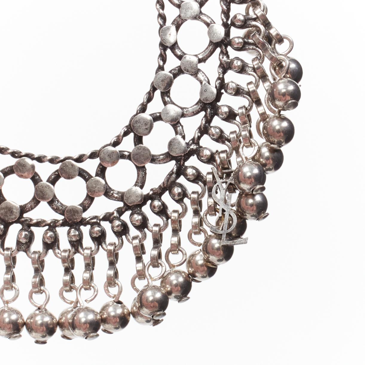 SAINT LAURENT Pendiente de aro �étnico de latón plateado Marrakech Folk campanas colgantes en venta 1