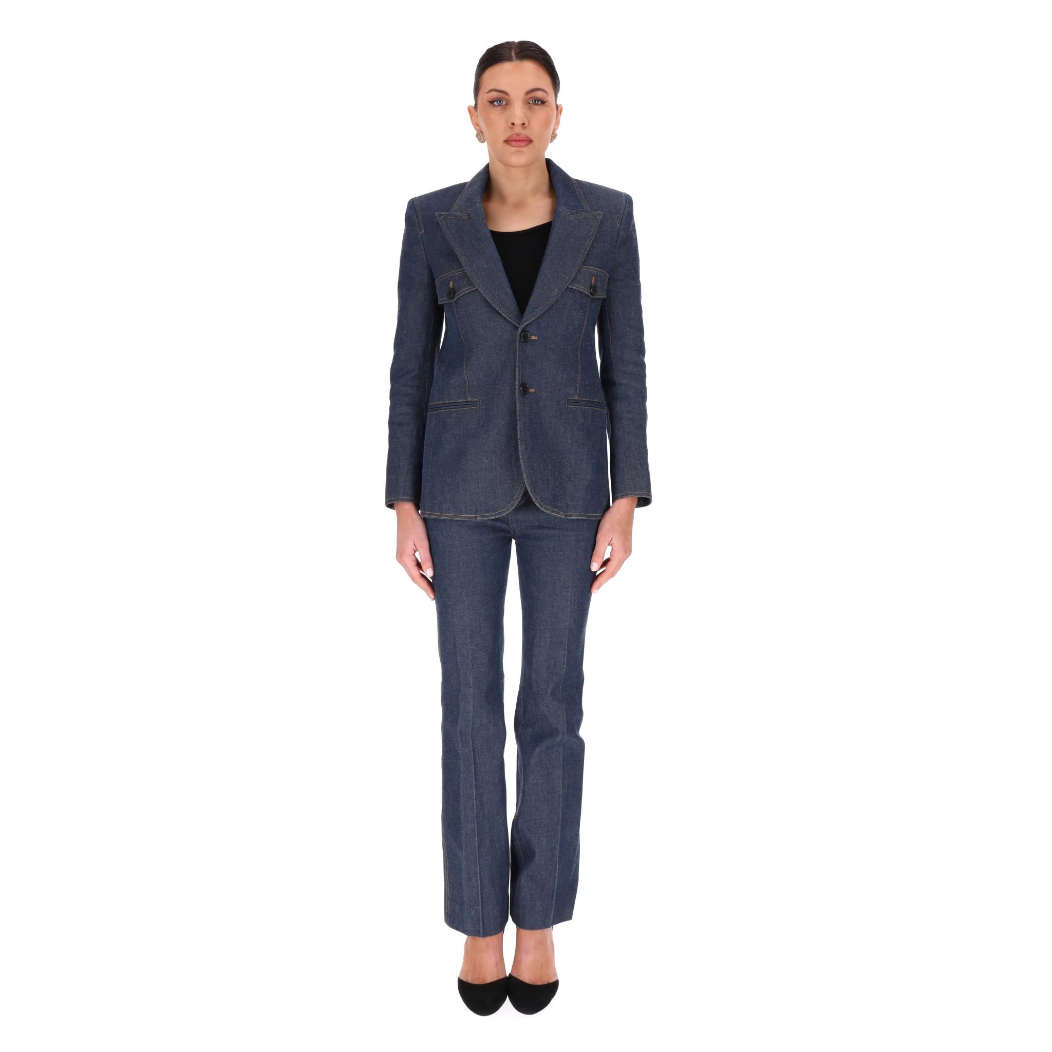 Saint Laurent - Veste et pantalon en jean assortis

Ensemble composé d'une veste blazer en denim marine avec surpiqûres contrastées et fermeture boutonnée sur le devant.

Silhouette ajustée avec revers en pointe, poches à rabat et dos aéré.

Livré