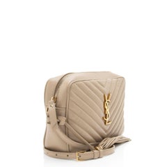 Saint Laurent Matelassé-Kamera-Tasche „Lou“ aus Kalbsleder mit Monogramm