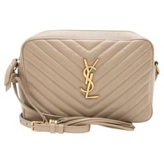 Saint Laurent Matelassé-Kamera-Tasche „Lou“ aus Kalbsleder mit Monogramm