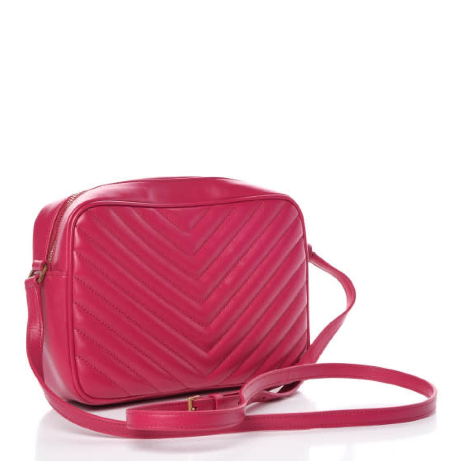 Diese von alten Kamerataschen inspirierte Crossbody-Tasche ist aus matelassiertem Chevron-Leder in Pink gefertigt. Mit Chevron-Matelassé-Nähten:: goldfarbenen Beschlägen in Antikoptik:: metallischer Logoplakette vorne:: Reißverschluss:: schwarzem