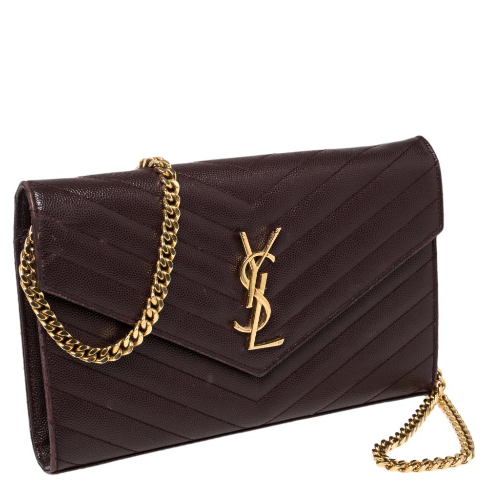 Saint Laurent Matelassé Leder Monogramm Umschlag Brieftasche auf Kette im Zustand „Gut“ in Dubai, Al Qouz 2