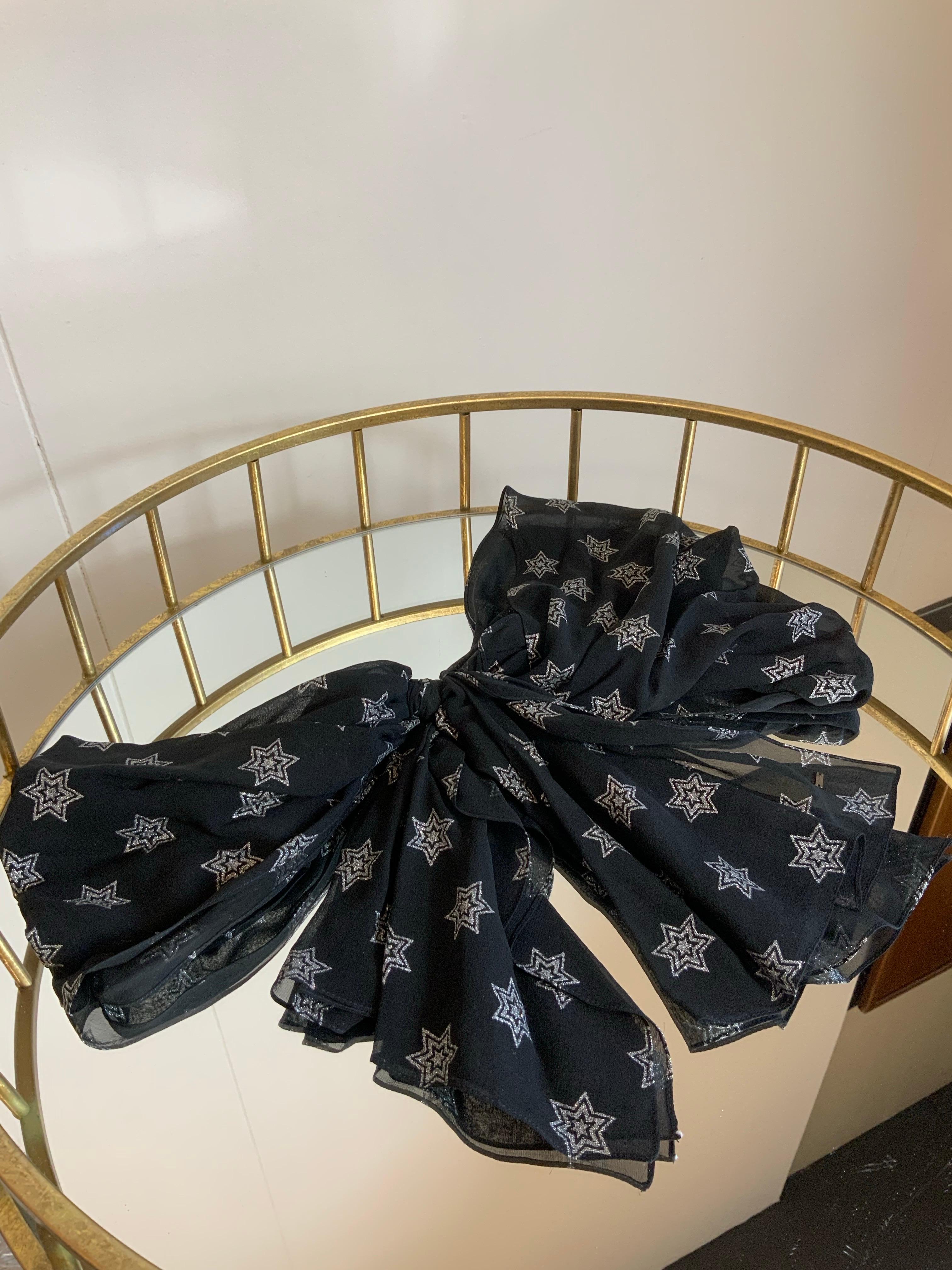 Saint Laurent maxi bow.
In black silk with silver star designs.
Application via pin.
Measurements 20 x 25 cm
Excellent general condition, shows minimal signs of use.