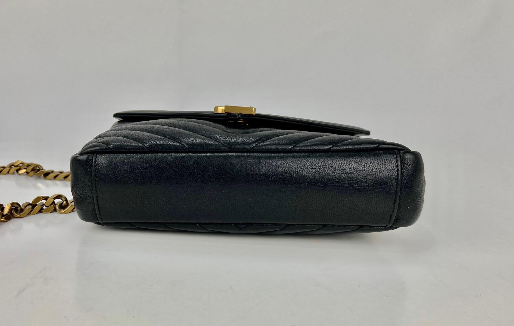 Pre-Owned  100% Authentic
Saint Laurent Medium College Monogram
Black Matelasse Cheveron
 RATING: B   very good, shows minor
signs of wear
MATERIAL: sheepskin leather,
Matelasse Cheveron
HANDLE: leather, Drop is 2.5''
STRAP: removable chain and