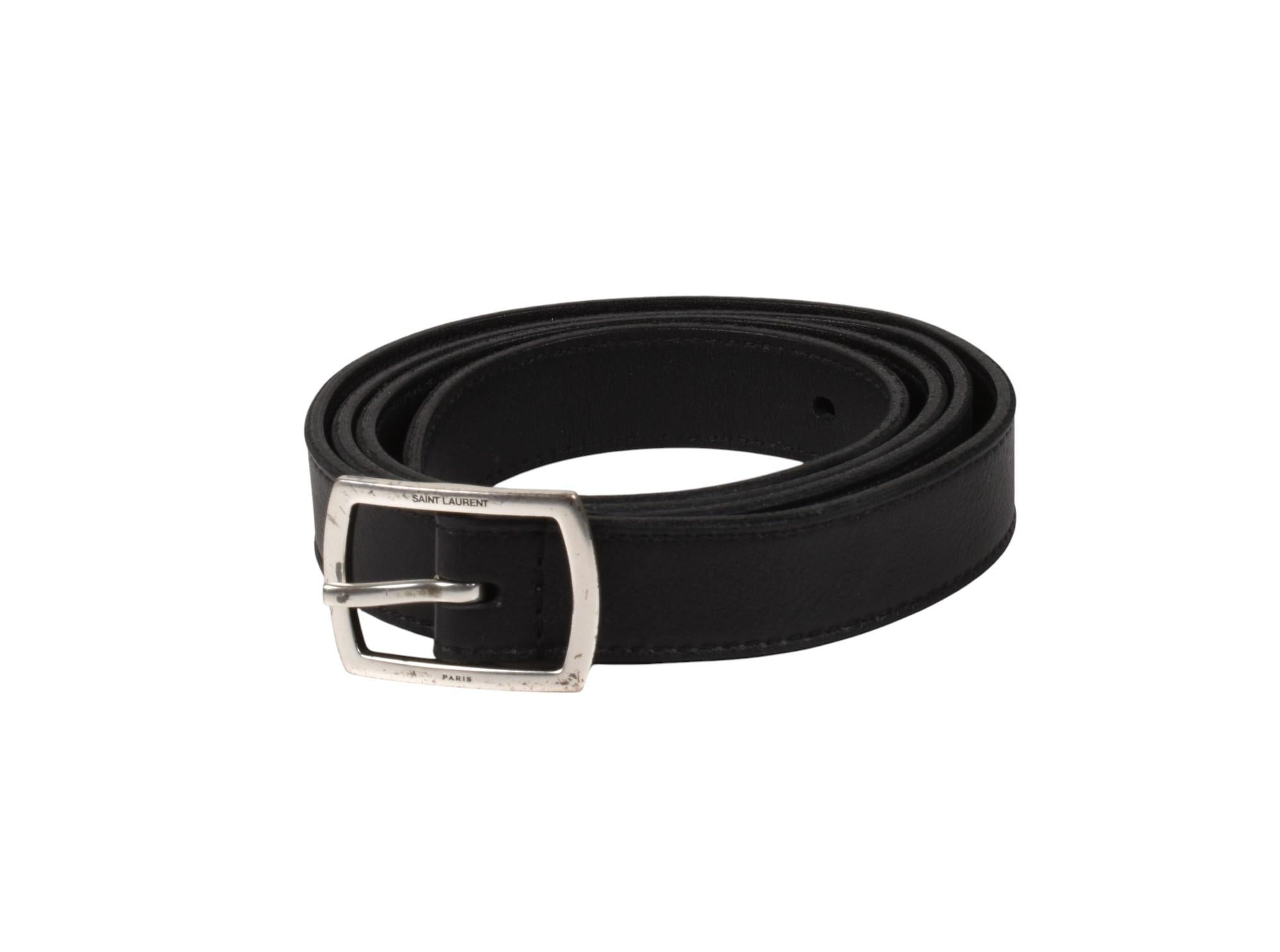 Controlla le mie altre inserzioni. Ho molti altri abiti firmati in vendita. Aperto a qualsiasi offerta.
L'articolo in vendita è 100% autentico Saint Laurent Cintura da uomo a larghezza ridotta, S1384, SHE3
Colore: nero
(Il colore effettivo può