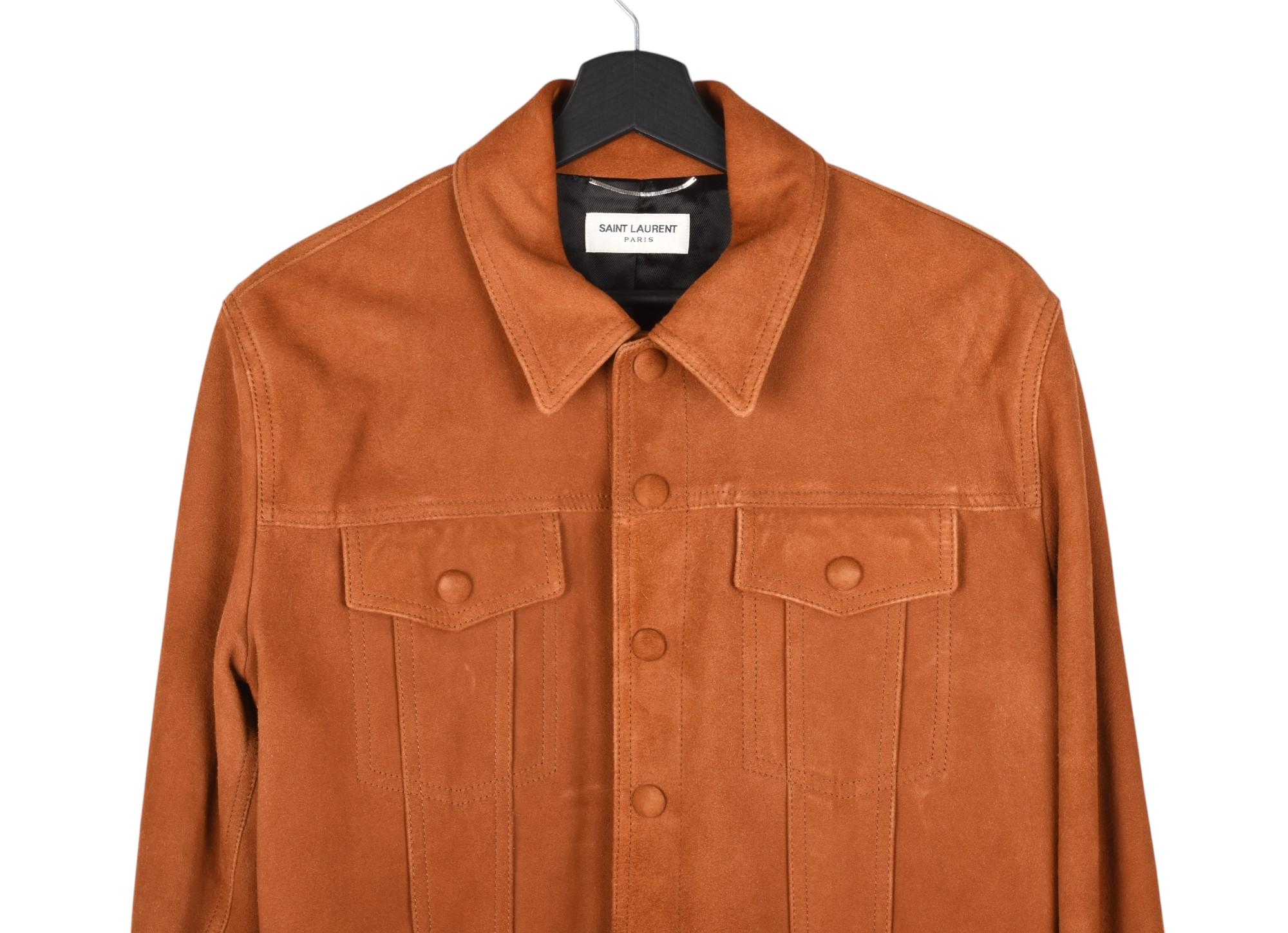 Controlla le mie altre inserzioni. Ho molti altri abiti firmati in vendita. Aperto a qualsiasi offerta.
L'articolo in vendita è una giacca da uomo in pelle scamosciata Saint Laurent, S1392, SHEDU6, autentica al 100%.
Colore: marrone
(Il colore