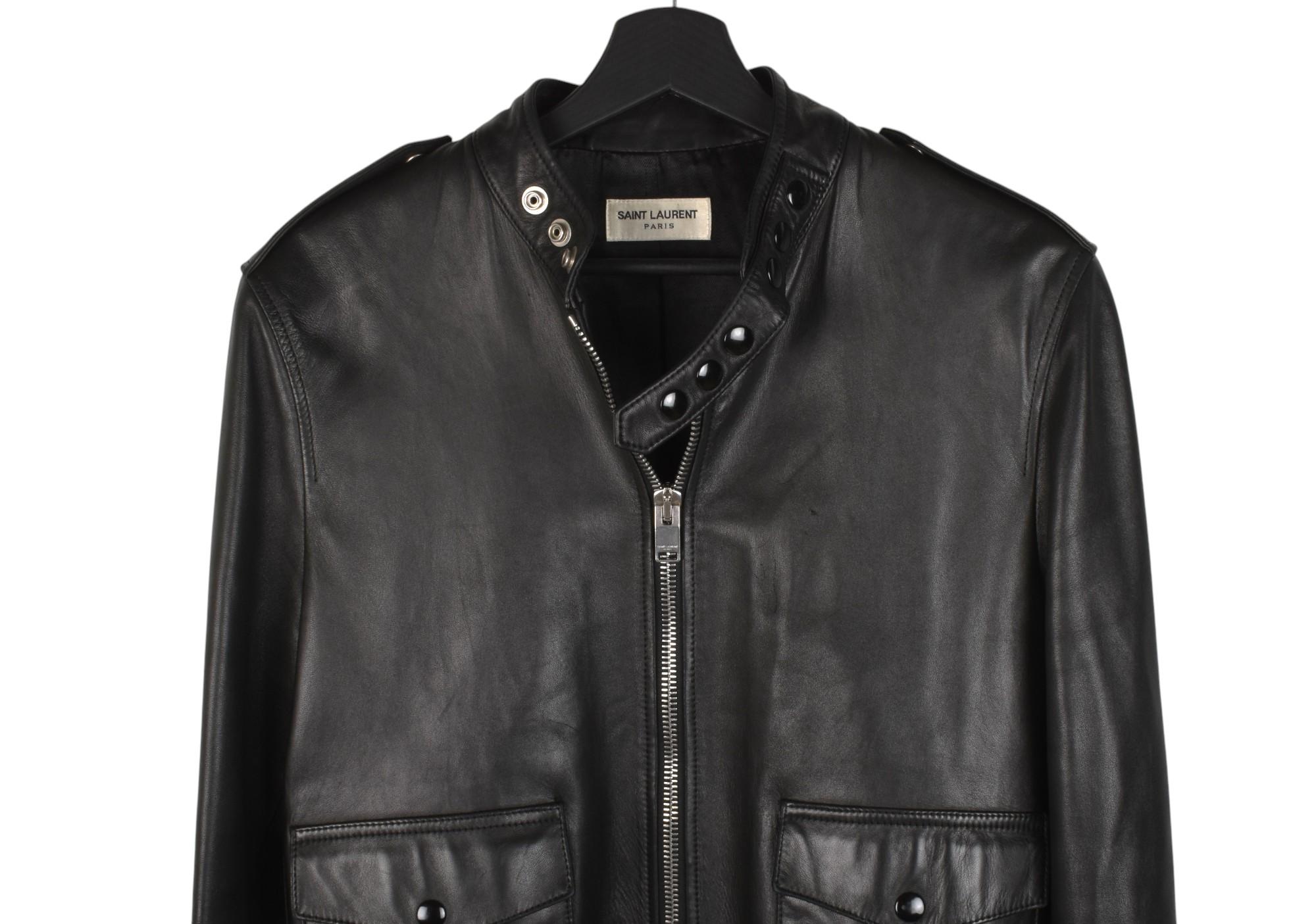 Controlla le mie altre inserzioni. Ho molti altri abiti firmati in vendita. Aperto a qualsiasi offerta.
L'articolo in vendita è un bomber in pelle da uomo Saint Laurent, S1407, KESE7, autentico al 100%.
Colore: nero
(Il colore effettivo può variare
