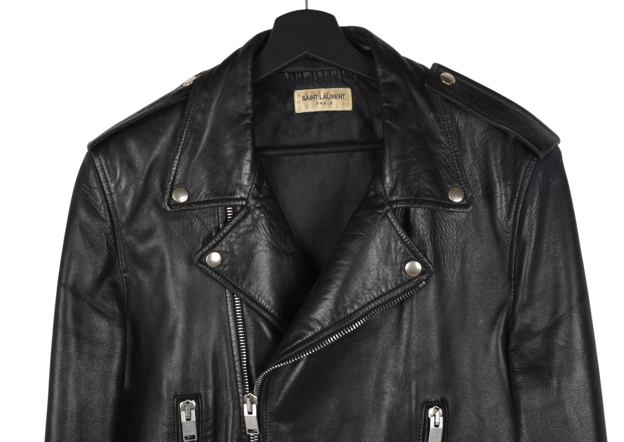 Controlla le mie altre inserzioni. Ho molti altri abiti firmati in vendita. Aperto a qualsiasi offerta.
L'articolo in vendita è 100% autentico Saint Laurent L01 Uomo Giacca in Pelle Biker, S1393, SHEDE8
Colore: nero
(Il colore effettivo può variare