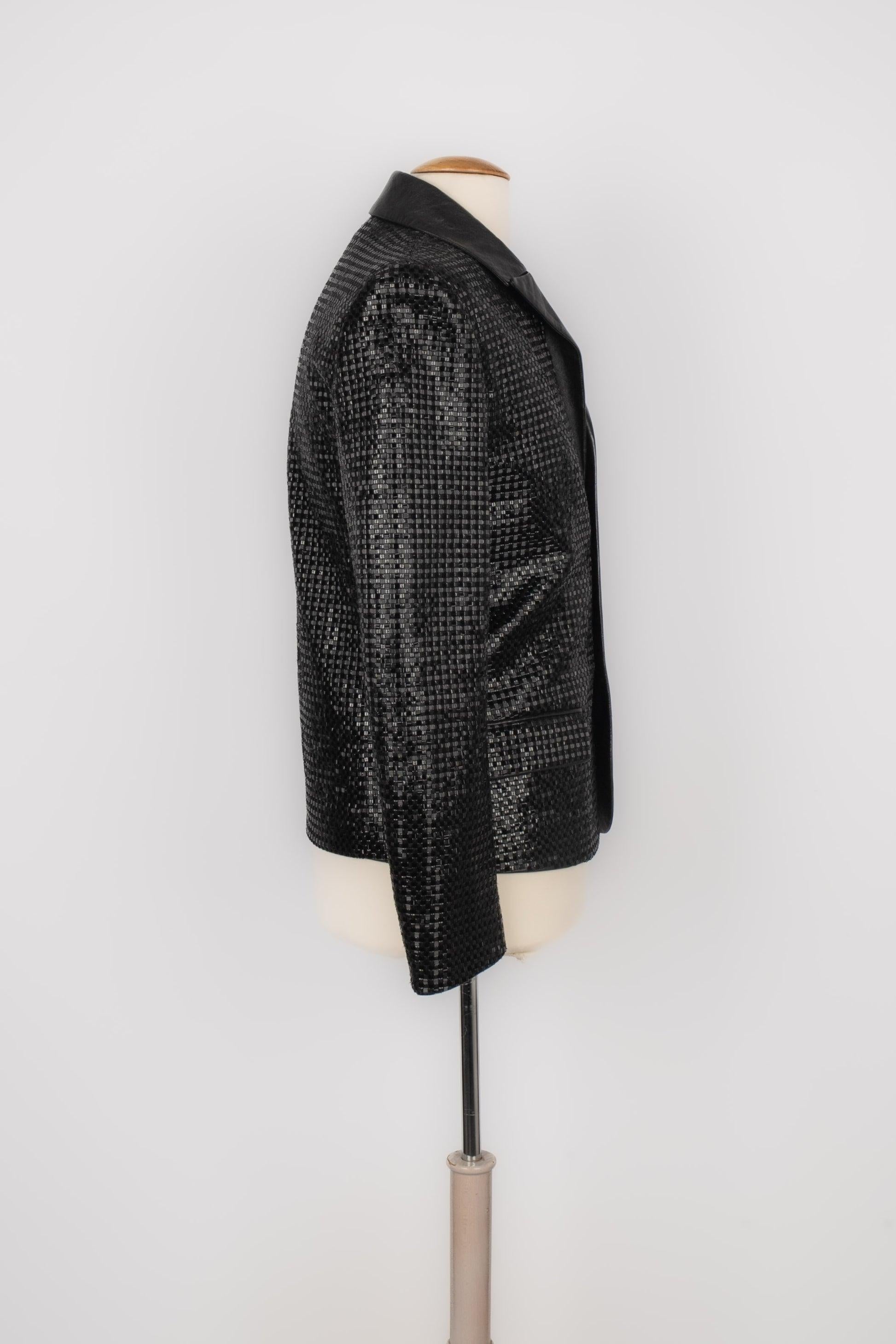 Yves Saint Laurent - Giacca interamente ricamata con paillettes nere e con collo in pelle. Non è indicata la taglia, ma si adatta a una 46FR.

Informazioni aggiuntive:
Condizioni: Ottime condizioni
Dimensioni: Larghezza spalle: 42 cm - Lunghezza