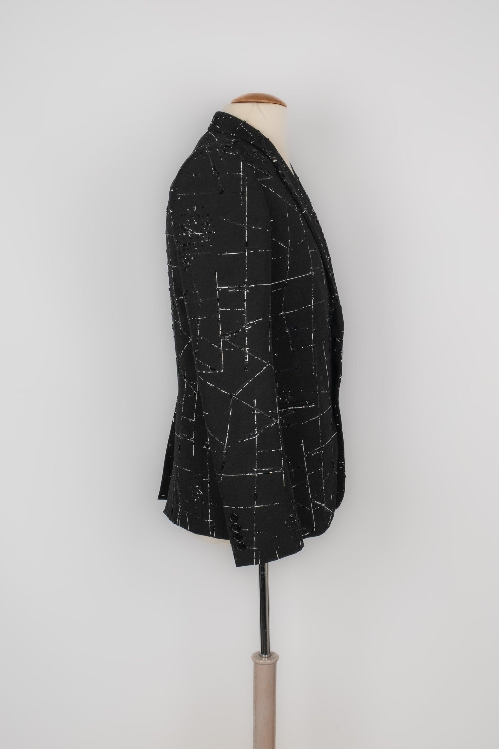 Yves Saint Laurent - Black suit jacket embroidered with black thread and sequins. No size indicated, it fits a 48FR.

Additional information:
Condition: Very good condition
Dimensions: Shoulder width: 41 cm - Chest: 45 cm - Sleeve length: 66 cm -