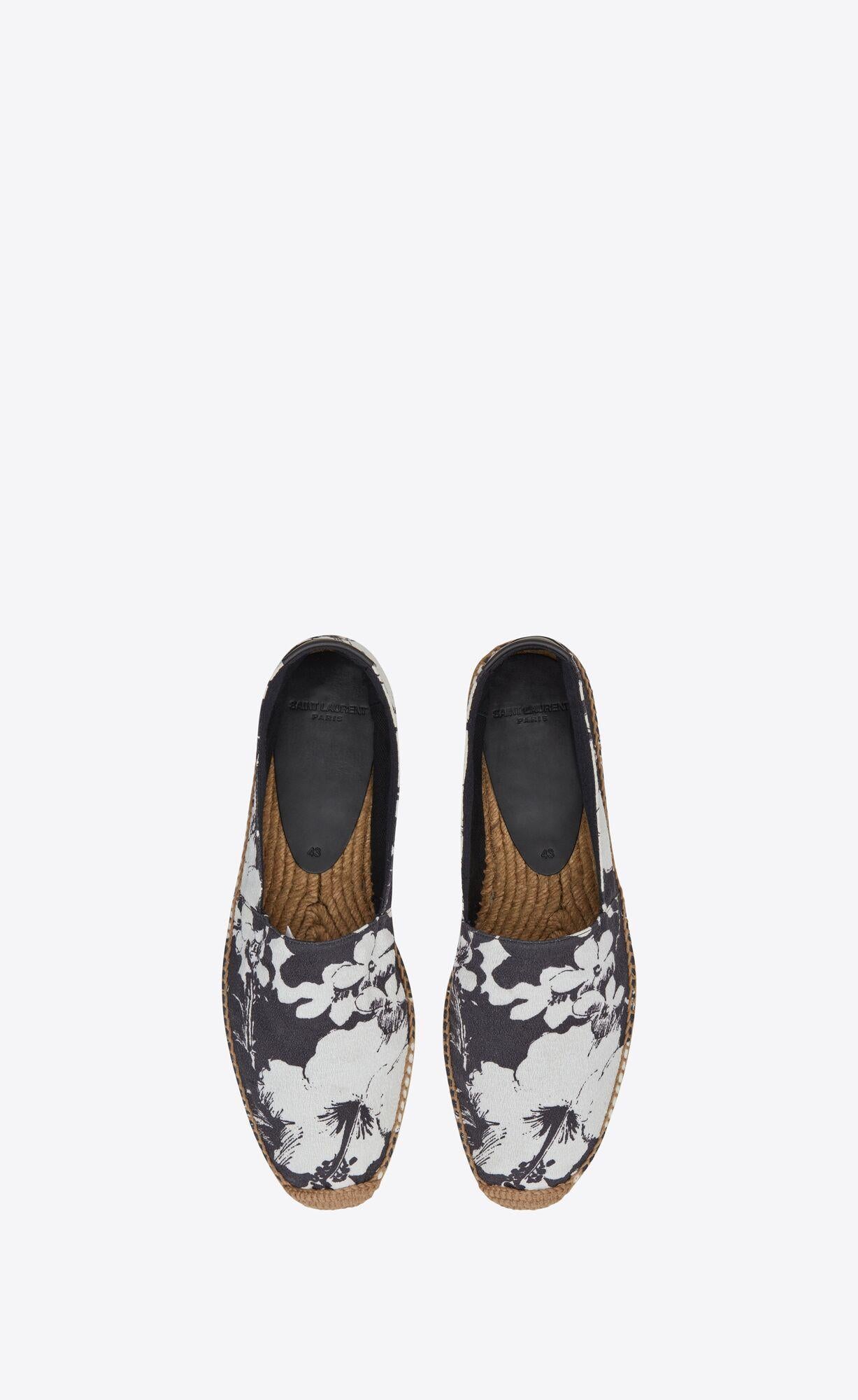 Saint Laurent Mens Black & White Hibiscus Floral Print Espadrille

With summertime around the corner, it's time to get the espadrilles out. This pair from Saint Laurent is printed with hibiscus floral motifs and has a braided raffia outsole. Embrace