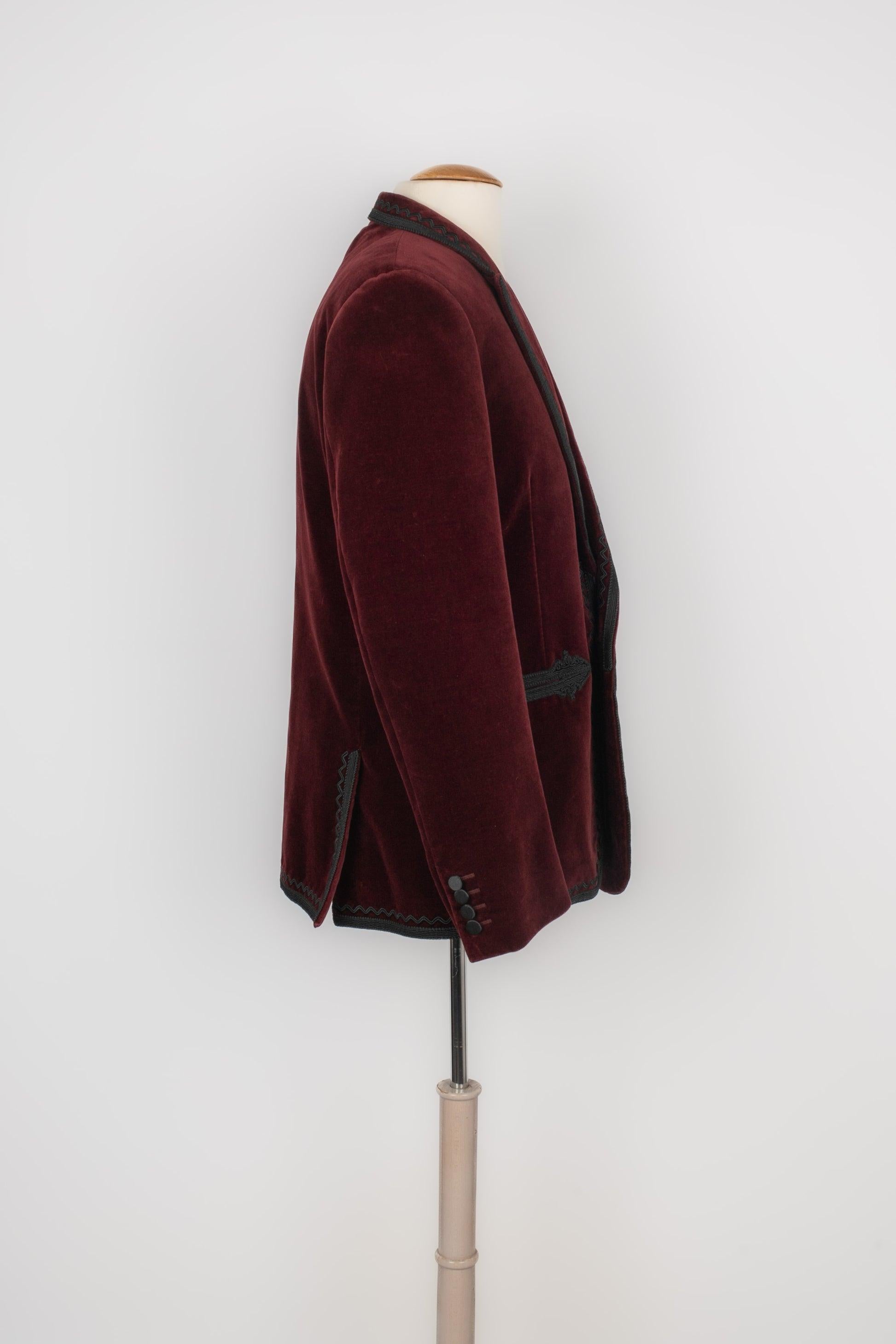 Yves Saint Laurent - Burgundy velvet jacket edged with black braids. No size indicated, it fits a 52FR/54FR.

Additional information:
Condition: Very good condition
Dimensions: Shoulder width: 45 cm - Chest: 53 cm - Sleeve length: 65 cm - Length: 72
