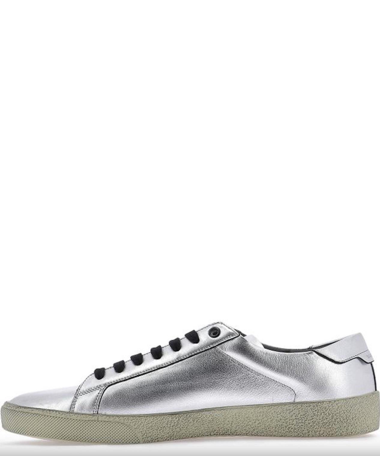 Saint Laurent Mens Metallic Silver Court Classic SL/06 Sneakers

Saint Laurent’s SL-06 sneaker comes in eye-catching silver calfskin, which, along with the aged rubber outsole, gives the brand classic retro appeal. It has gold foil branding on the