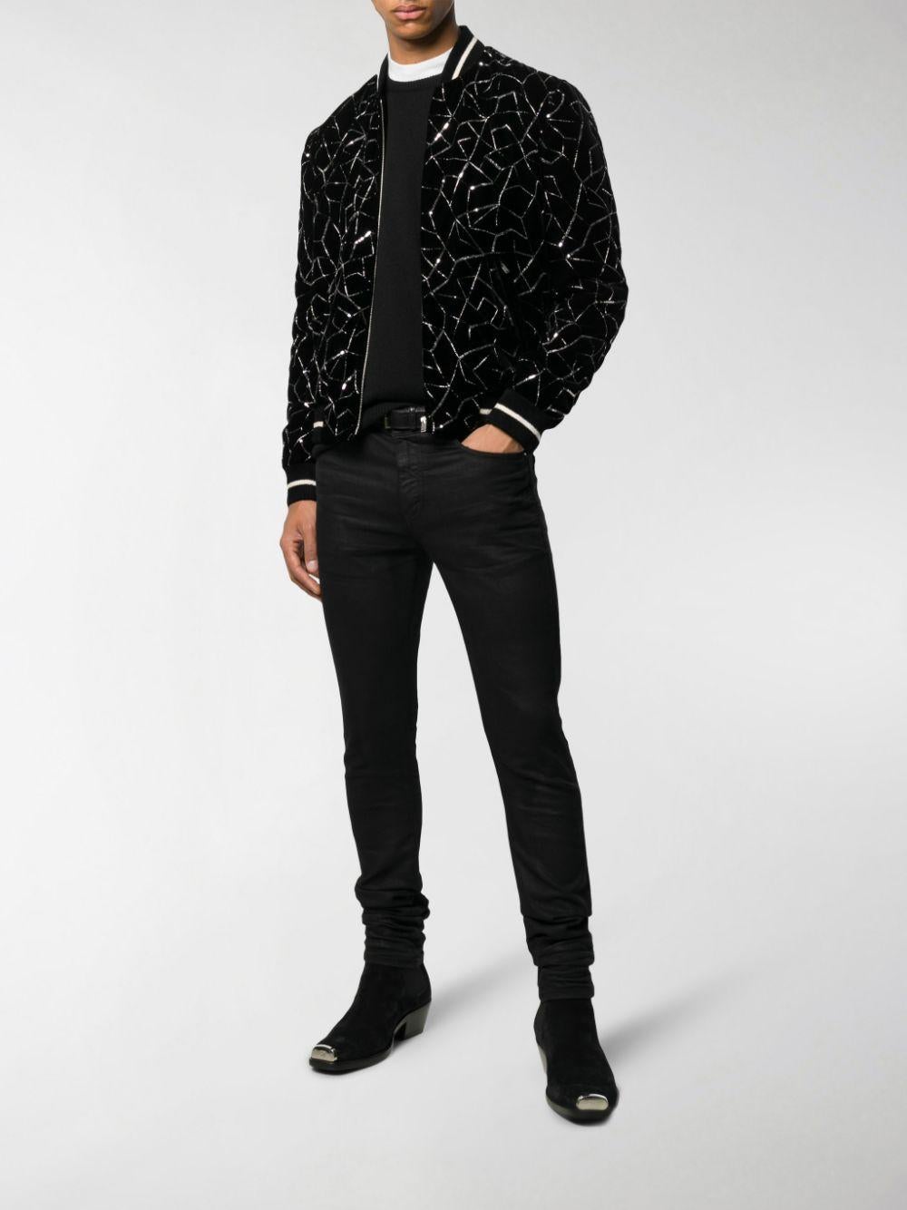 Chaqueta de terciopelo y lentejuelas bordadas para hombre Saint Laurent

Lleva tus prendas de abrigo al siguiente nivel optando por esta versión de lentejuelas de Saint Laurent. Confeccionada en terciopelo negro, esta pieza es un auténtico