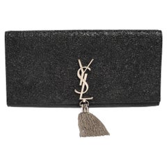 Saint Laurent Kate Clutch aus schwarzem Metallic-Leder mit Quaste