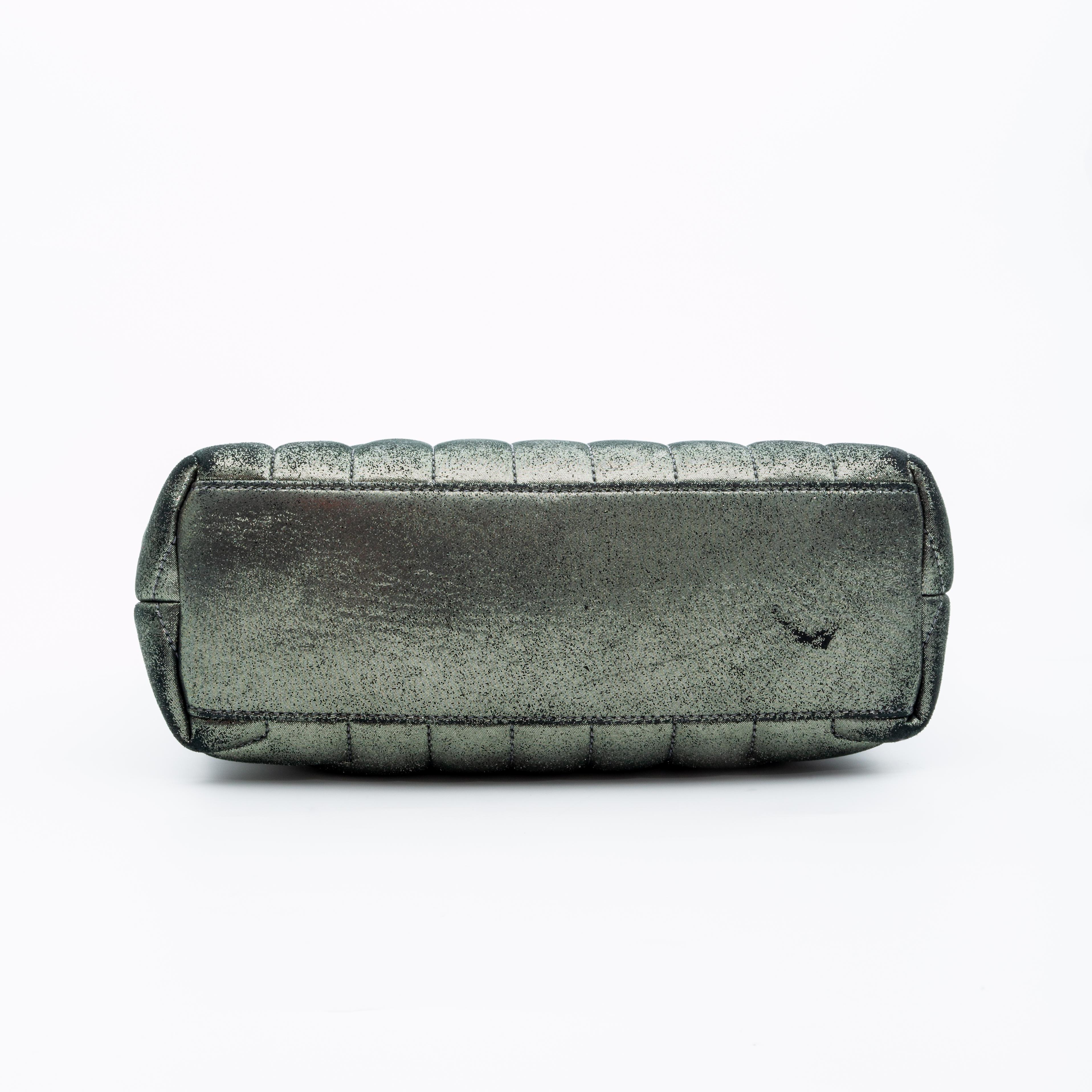 Nero Saint Laurent Borsa Lou piccola in pelle di vitello metallizzata Y Matelasse Monogram (464676)