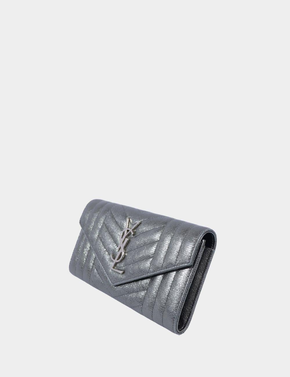Saint Laurent Cartera Acolchada Chevron Metalizada en Bueno Estado en Amman, JO