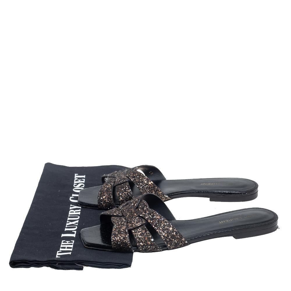 This pair of Tribute flat slides by Saint Laurent will definitely add a classy touch to your casual outfit. The upper flaunts glitter straps and are designed in an easy slip-on style.