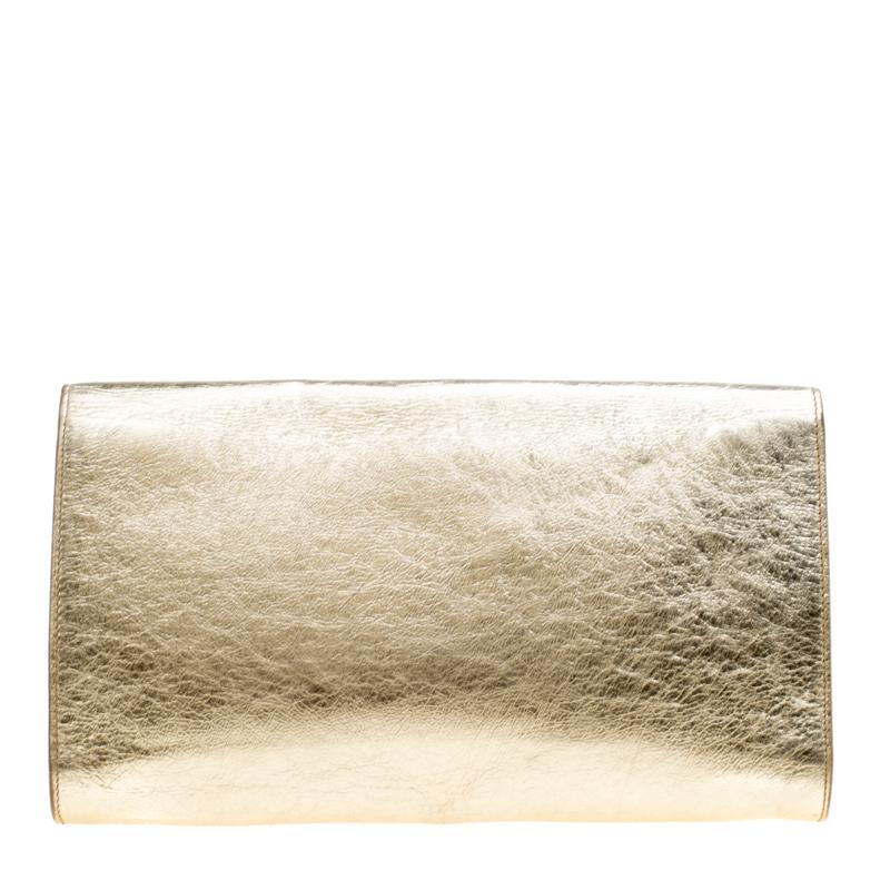 The Belle De Jour clutch by Saint Laurent is a creation that is not only stylish but also exceptionally well-made. It is a design that is simple and sophisticated, just right for the woman who embodies class in a modern way. Meticulously crafted