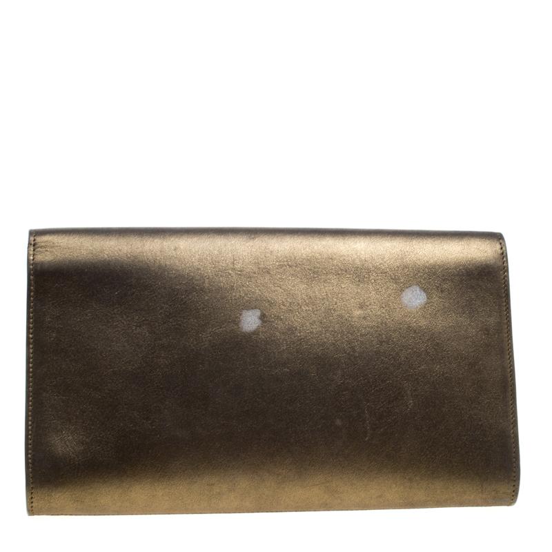 The Belle De Jour clutch by Saint Laurent is a creation that is not only stylish but also exceptionally well-made. It is a design that is simple and sophisticated, just right for the woman who embodies class in a modern way. Meticulously crafted