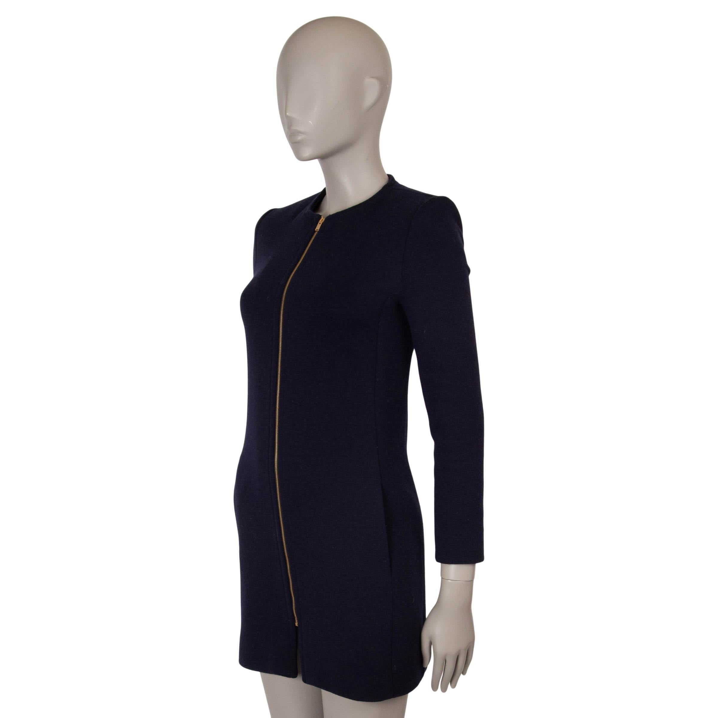 Questo abito Saint Laurent 100% autentico in jersey di lana (80%) e poliammide (20%) blu notte emana un'elegante raffinatezza. Con una silhouette aderente e una lunghezza mini, presenta un girocollo e maniche lunghe per un look moderno e senza