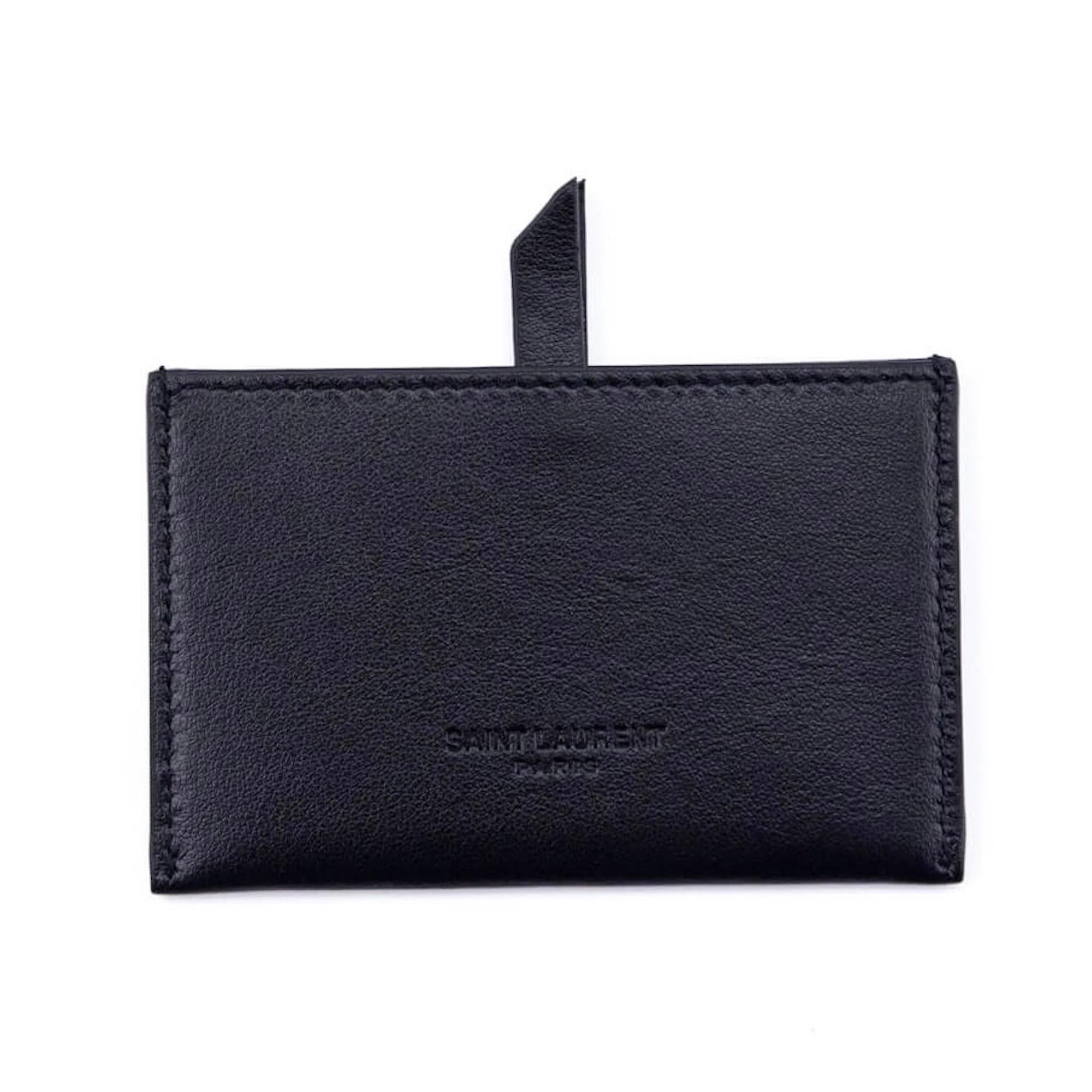 Color: Black
Material: Leather
Style No: 533799
Measures: H 2.2” x L 3.3”
Comes With: Dust bag and card
Condition: New

Made in Italy