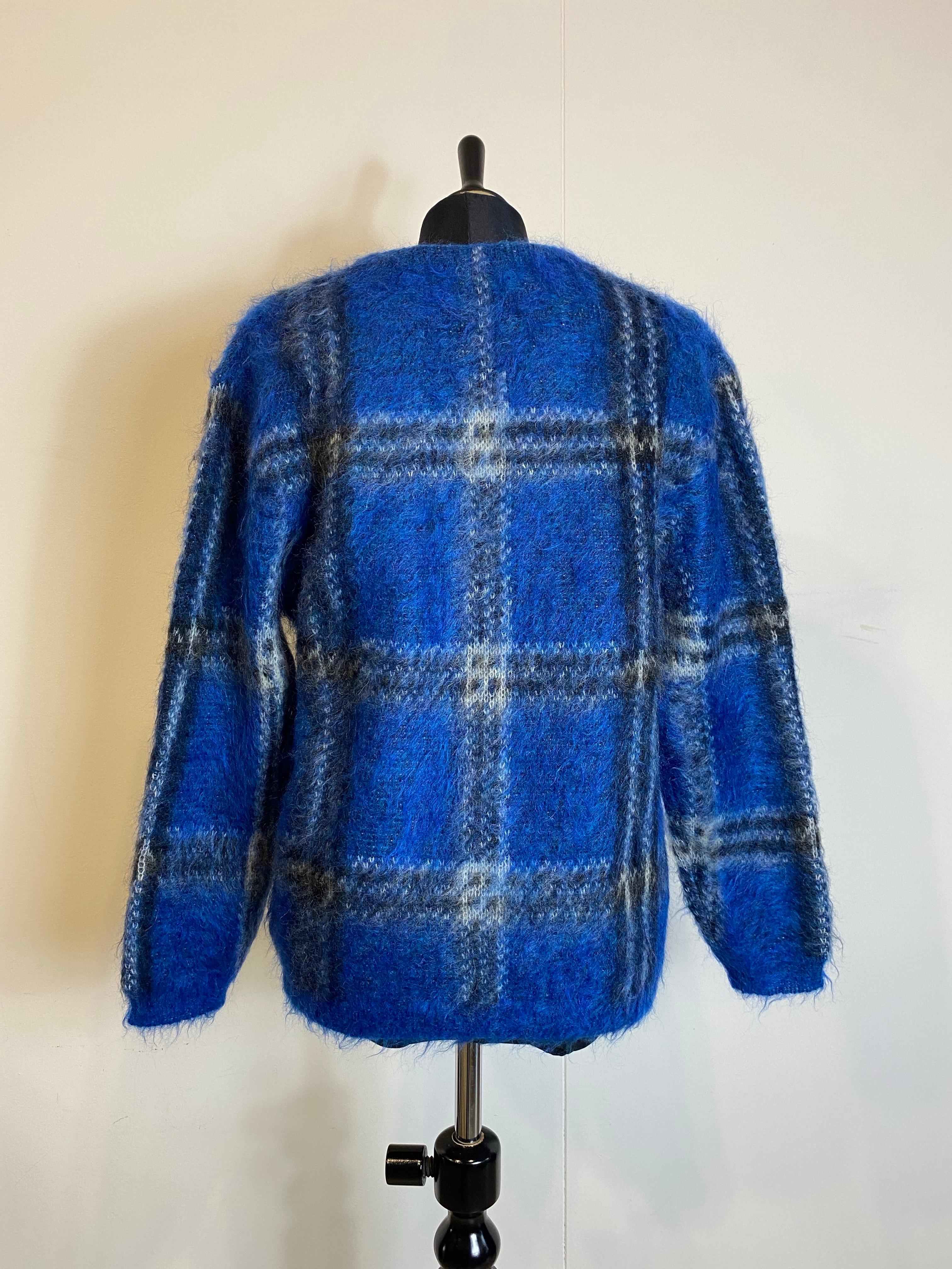 Saint Laurent Mohair-Pullover in sehr weichen Blautönen.  
Die Größe ist nicht angegeben, aber es hat eine lockere Passform.  
In ausgezeichnetem Zustand.  
Schultern 57 cm  
Länge 68 cm