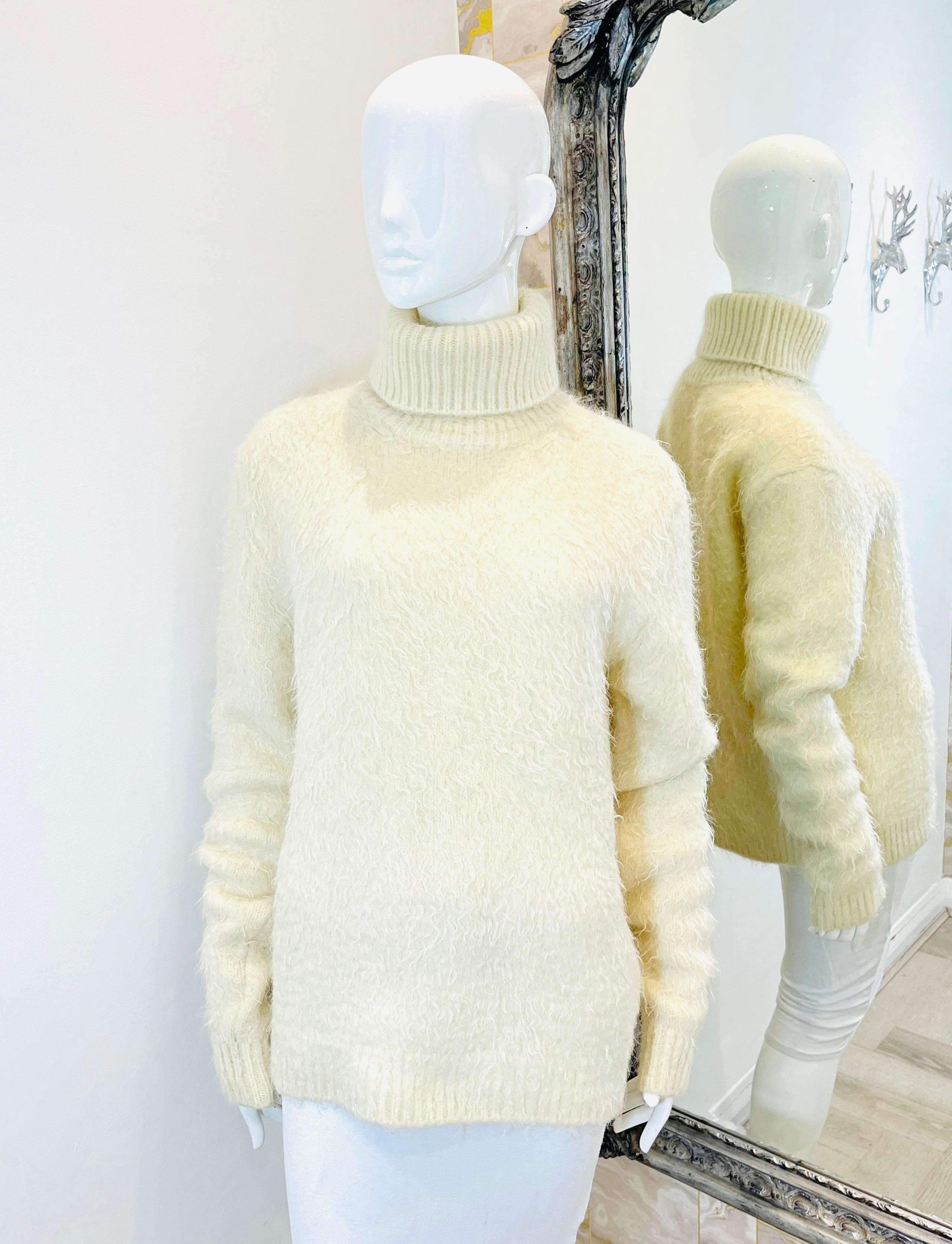 Saint Laurent Mohair & Wool Blend Rollneck Jumper

Ivory knitted jumper designed with ribbed roll neckline.

Featuring pullover style and long sleeves.

Size – XL

Condition – Very Good

Composition – 35% Mohair, 35% Wool, 27% Polyamide, 3% Elastane