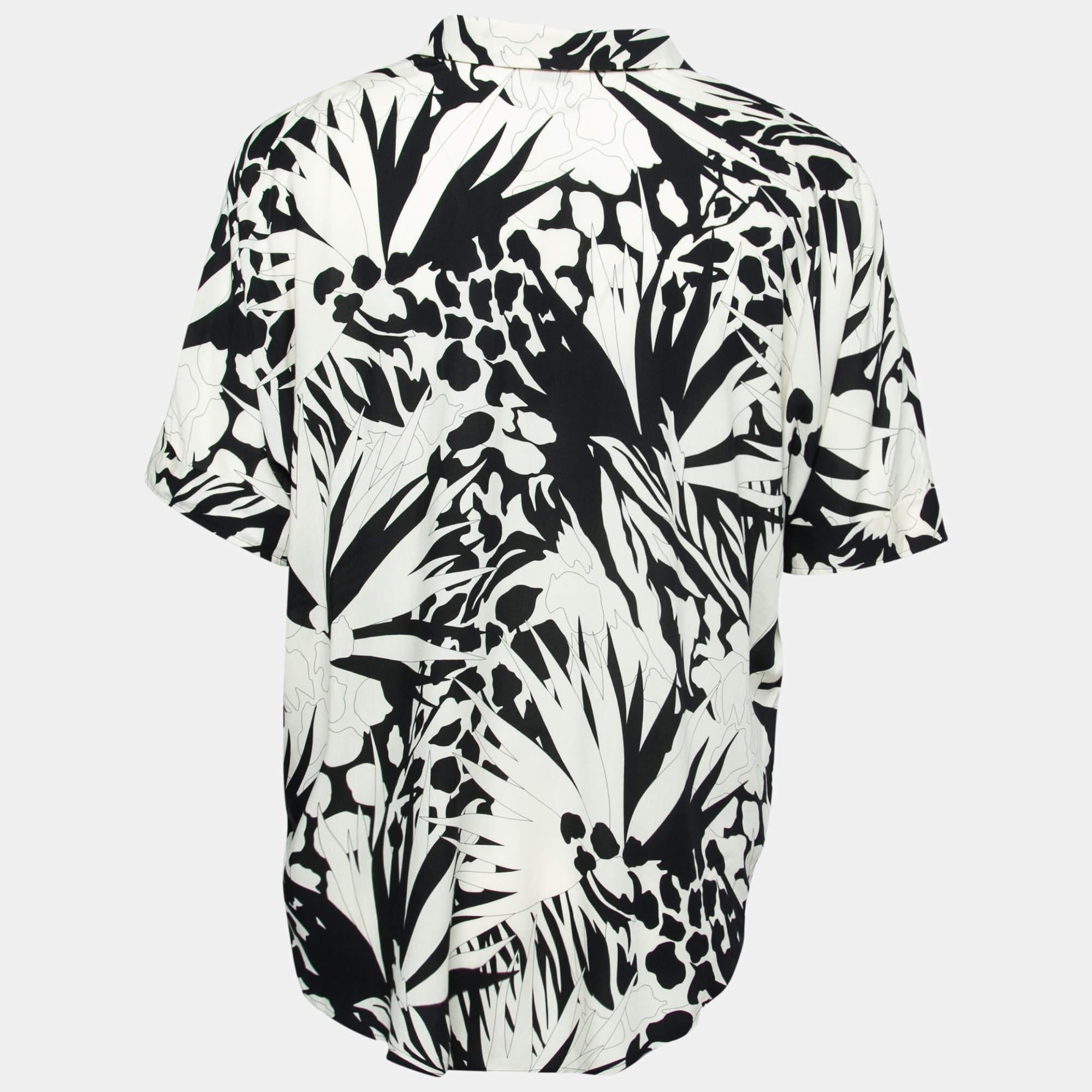The fine artistry of this shirt exhibits Saint Laurent's years of impeccable craftsmanship in tailoring. The creation is laid with Jungle patterns in white and black shades. It has a classic collar and a straight hem that gives the shirt a relaxed