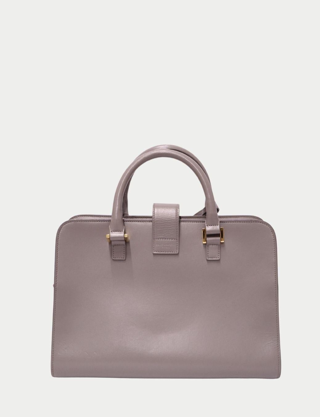 Saint Laurent Monogram Cabas Baby tote

Icône, élégant et intemporel, ce sac Cabas Saint Laurent en cuir souple gris est la définition même du luxe parisien. Conçu avec une silhouette structurée et des détails raffinés, il est orné du logo YSL