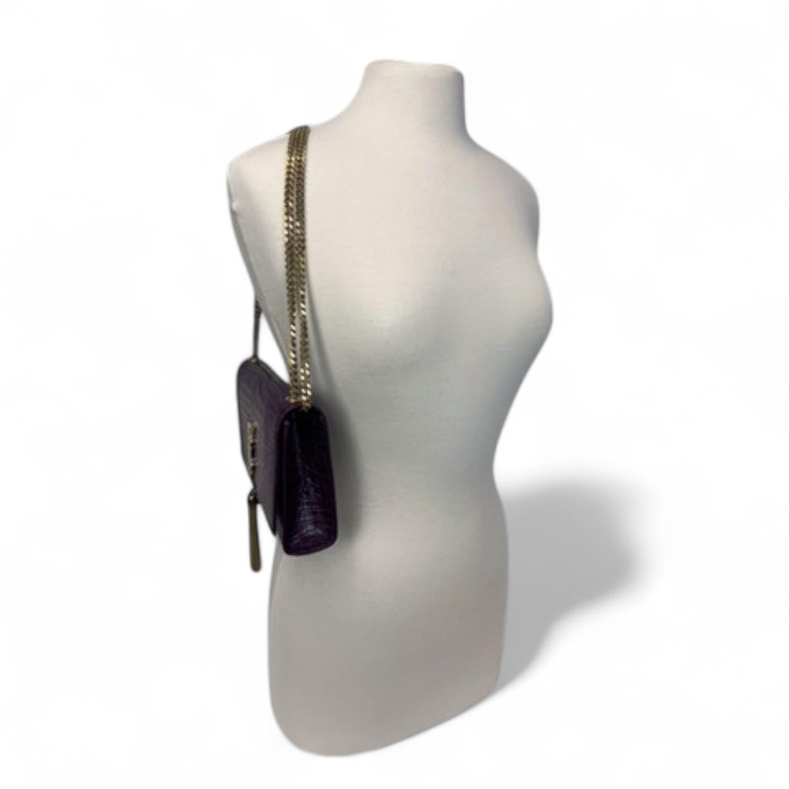 Diese Saint Laurent Kate Bag aus echtem Pythonleder in einem satten, kräftigen Burgunderrot ist eine auffällige Mischung aus kühner Raffinesse und zeitlosem Glamour. Sie ist ein auffälliges Accessoire für den Abend oder den gehobenen Alltag. Die