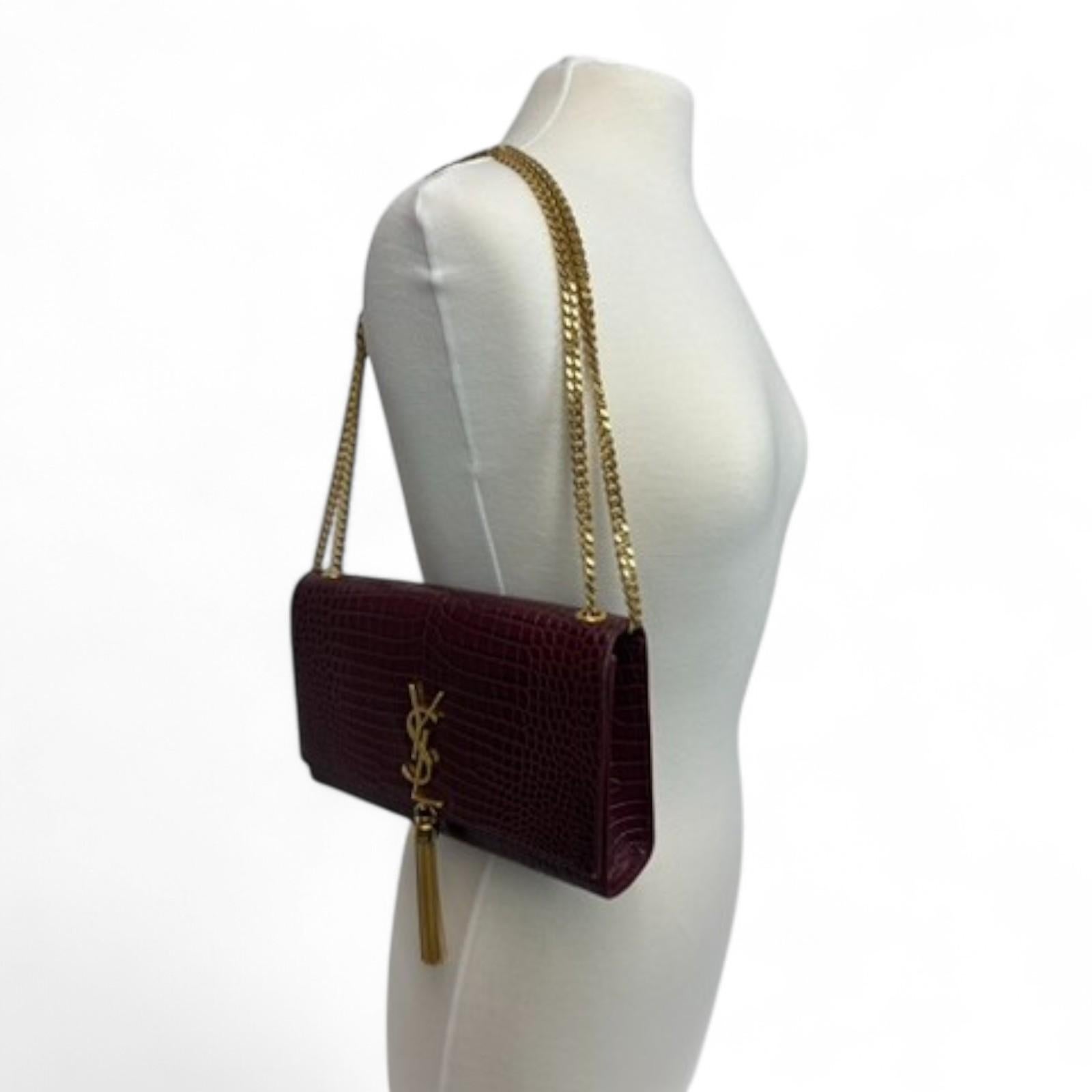 Saint Laurent Monogrammierte Medium Python Kate Tasche mit Quaste Burgunderrot 2016 im Zustand „Hervorragend“ im Angebot in West Hartford, CT