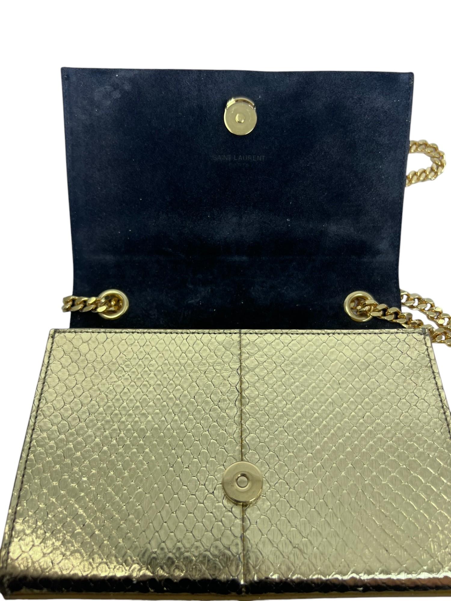 Diese kleine Umhängetasche von Saint Laurent ist eine auffällige Mischung aus Eleganz und Schärfe. Sie ist aus luxuriösem Pythonleder mit Metallic-Finish gefertigt, das eine auffällige Textur und ein auffälliges, hochglänzendes Finish bietet. Die