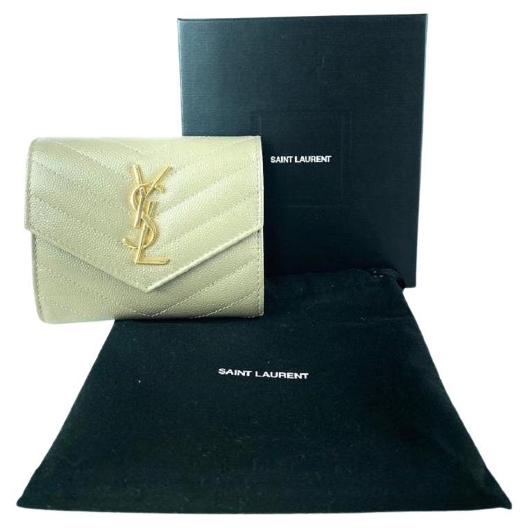 Saint Laurent Monogramme Small Grain de Poudre Tri-Fold Wallet Dusty Grey For Sale